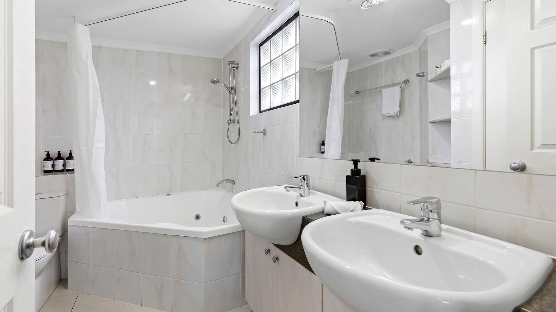 Bright 2br With Parking, Balcony & Wifi * Brisbane