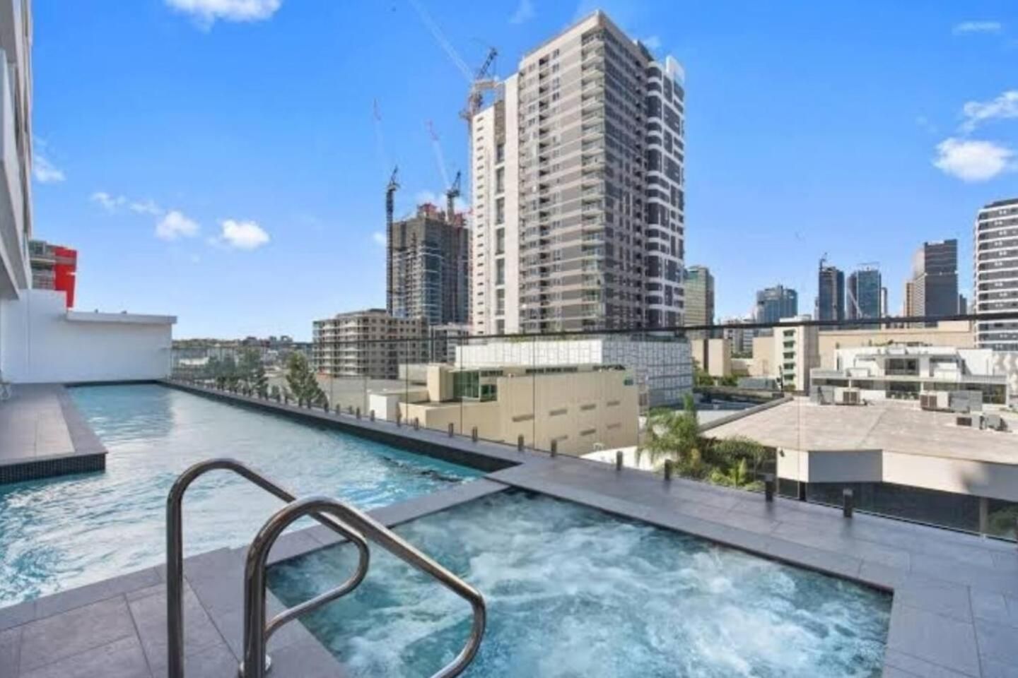 Urban Escape: Great Location W/ Cityscape Apartment