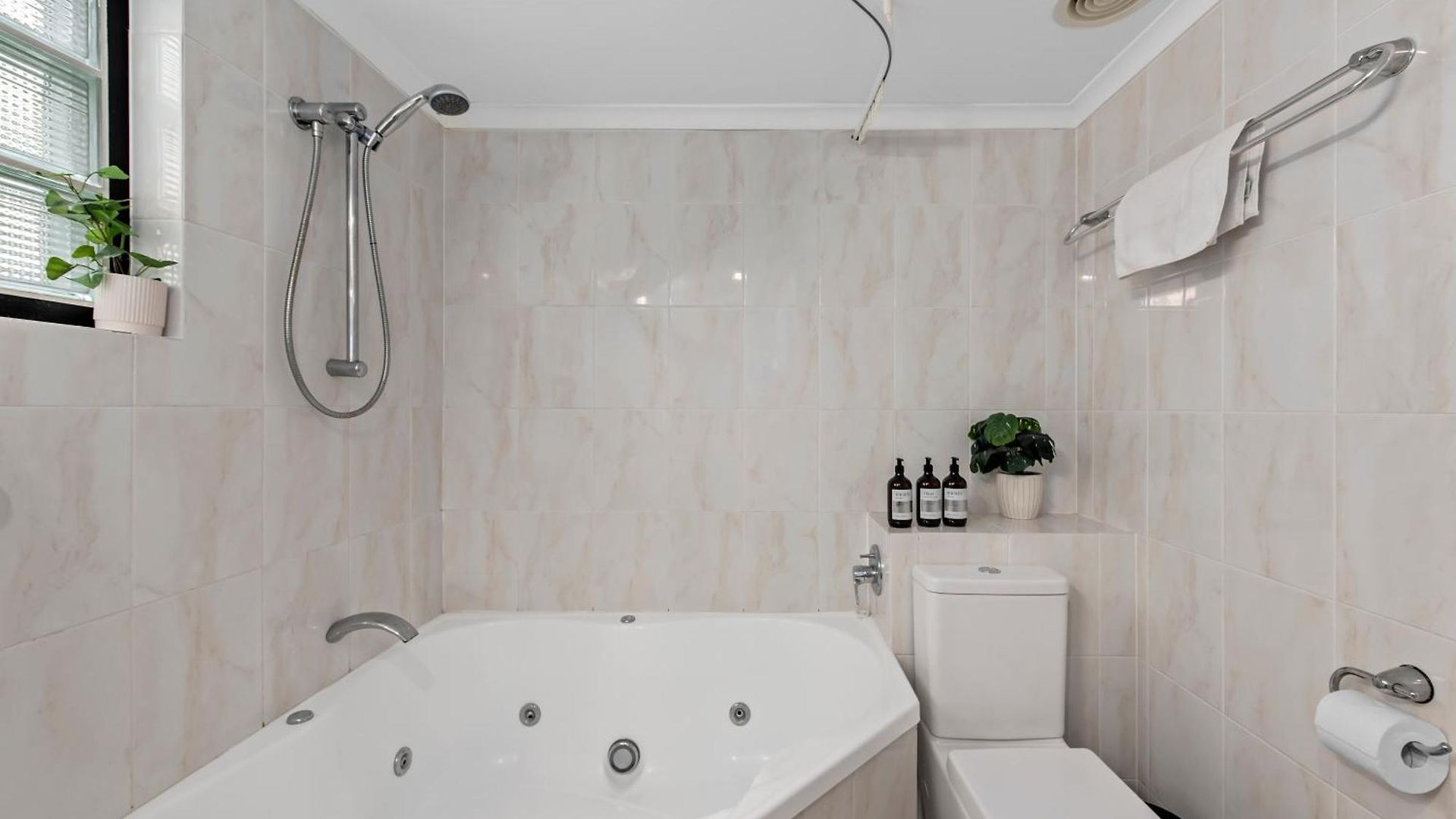 Apartment Spacious 2br With Wifi, Parking & Balcony *