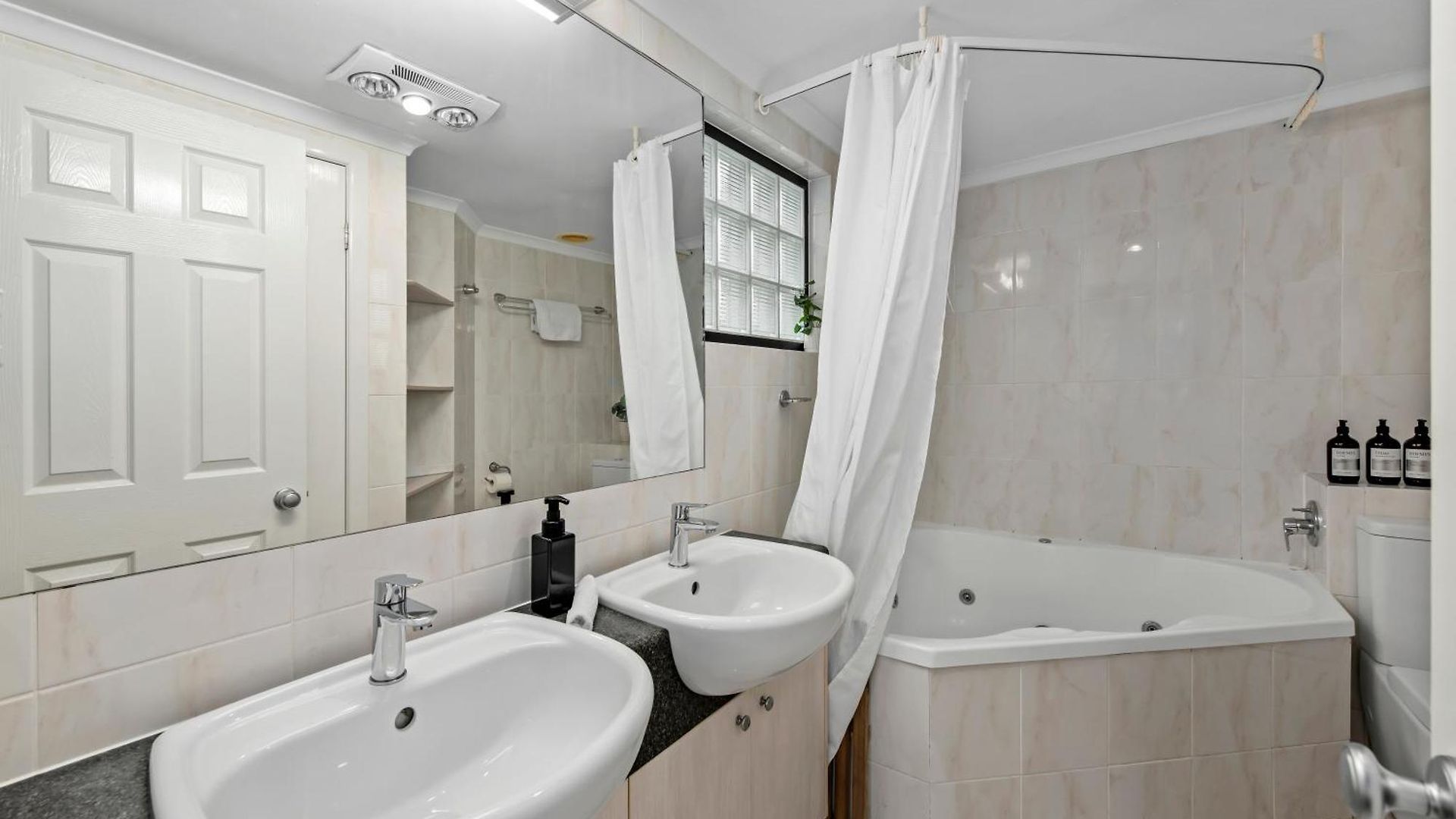 Spacious 2br With Wifi, Parking & Balcony Apartment Brisbane