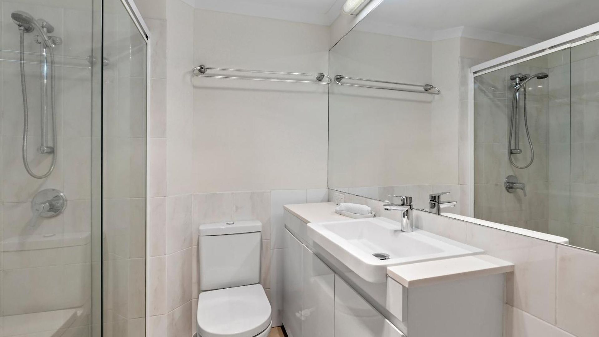 Sunny & Cozy 2br With Wifi, Parking & Balcony Apartment *