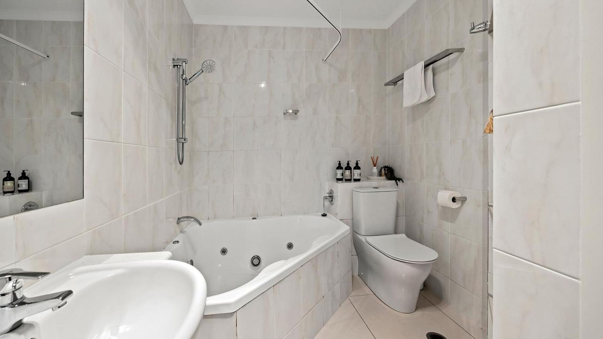 Spacious & Cozy 2br With Parking, Balcony & Wifi Apartment *