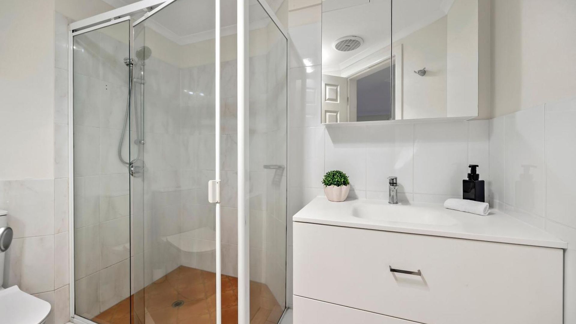 Apartment Spacious & Cozy 2br With Parking, Balcony & Wifi *