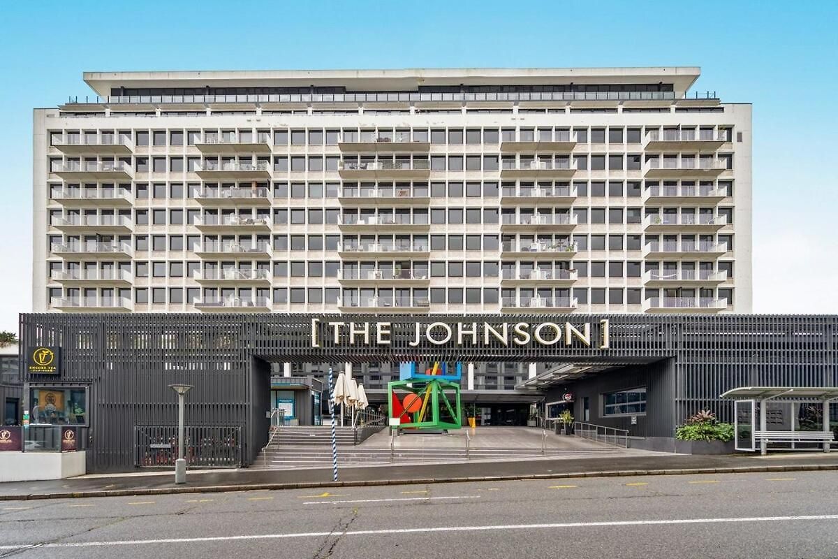 Apartment Two Bedroom Retreat With Pool, Gym And Parking *