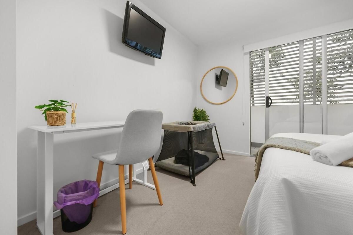 Bulimba Apartment - Ferry Access - Near Oxford St - Sleeps 8 - Baby & Work Ready