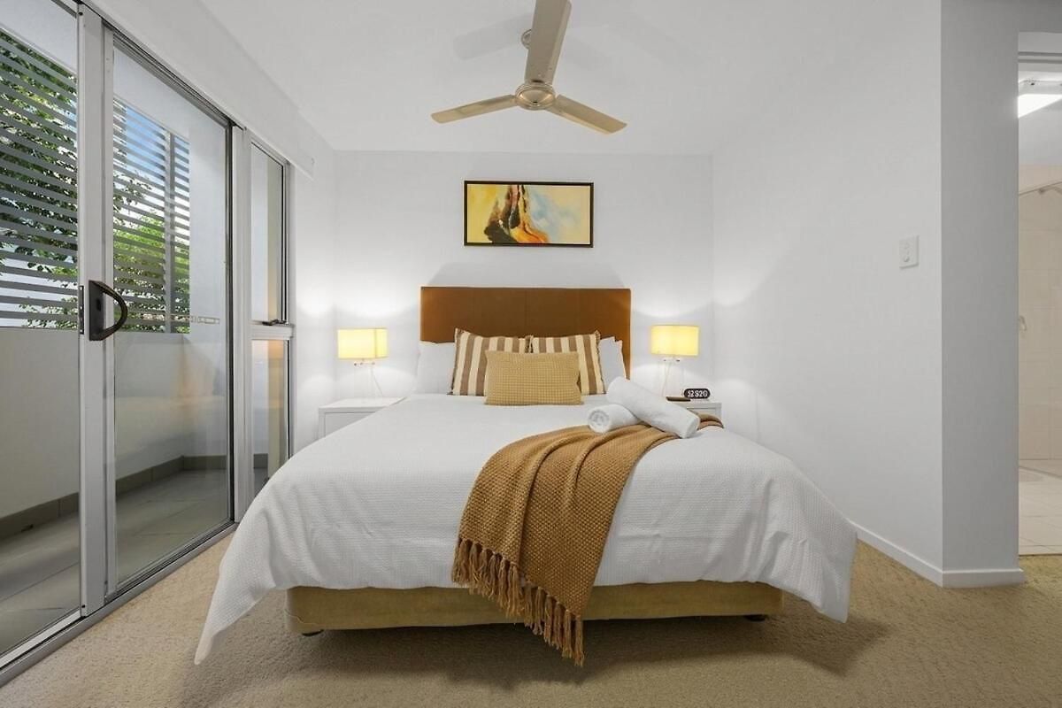 Bulimba Apartment - Ferry Access - Near Oxford St - Sleeps 8 - Baby & Work Ready Apartment