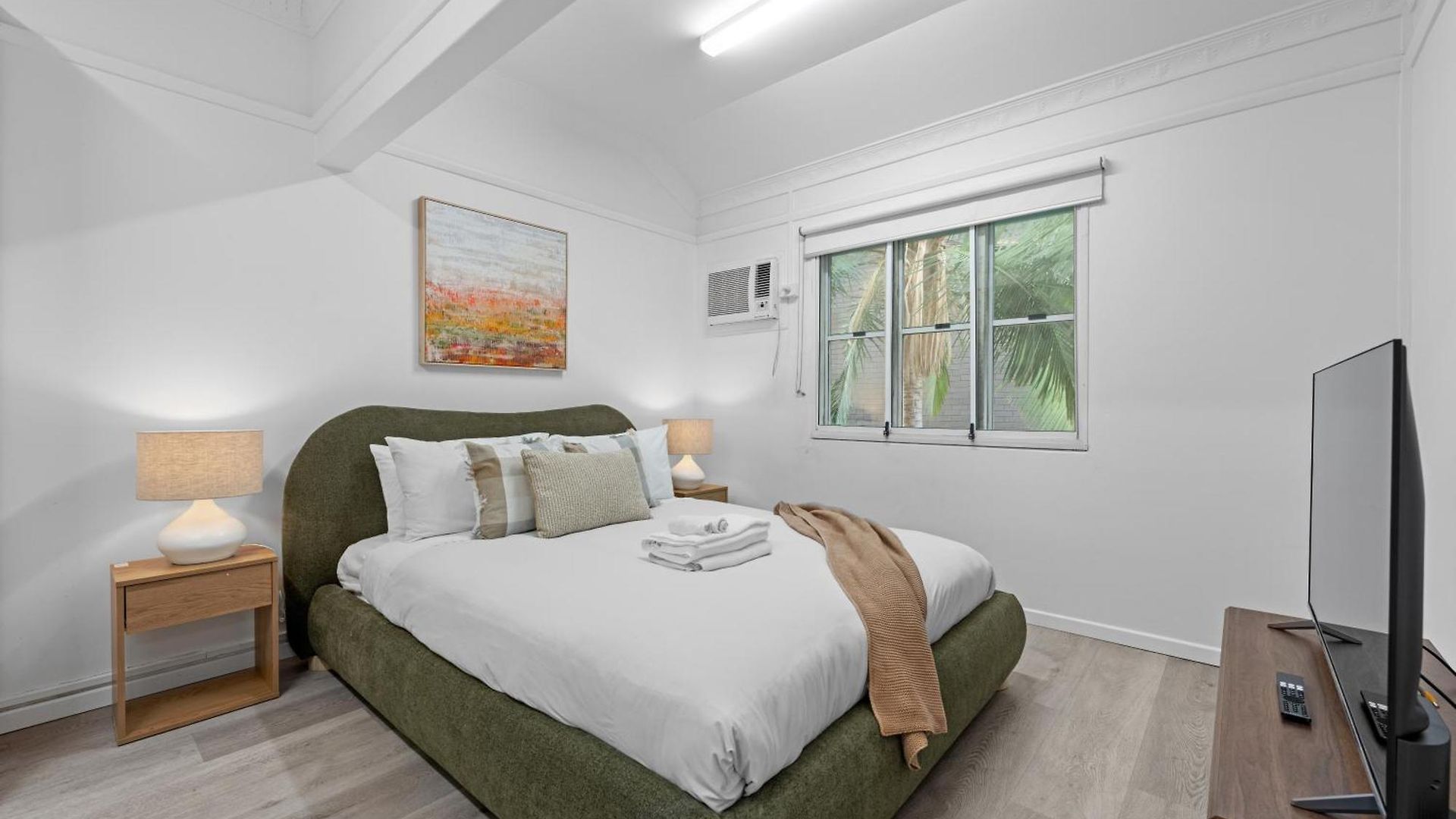 Cozy And Comfy - Short Walk To Hospital And Cbd Apartment *