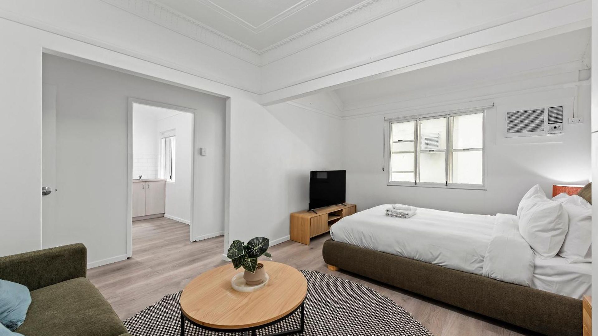 Spacious And Cozy - Short Walk To Hospital Apartment *