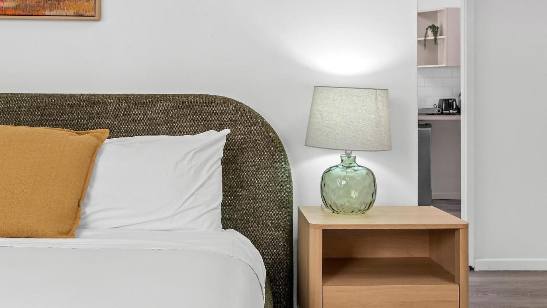 Cozy And Modern Cbd - Short Walk To Hospitals Apartment