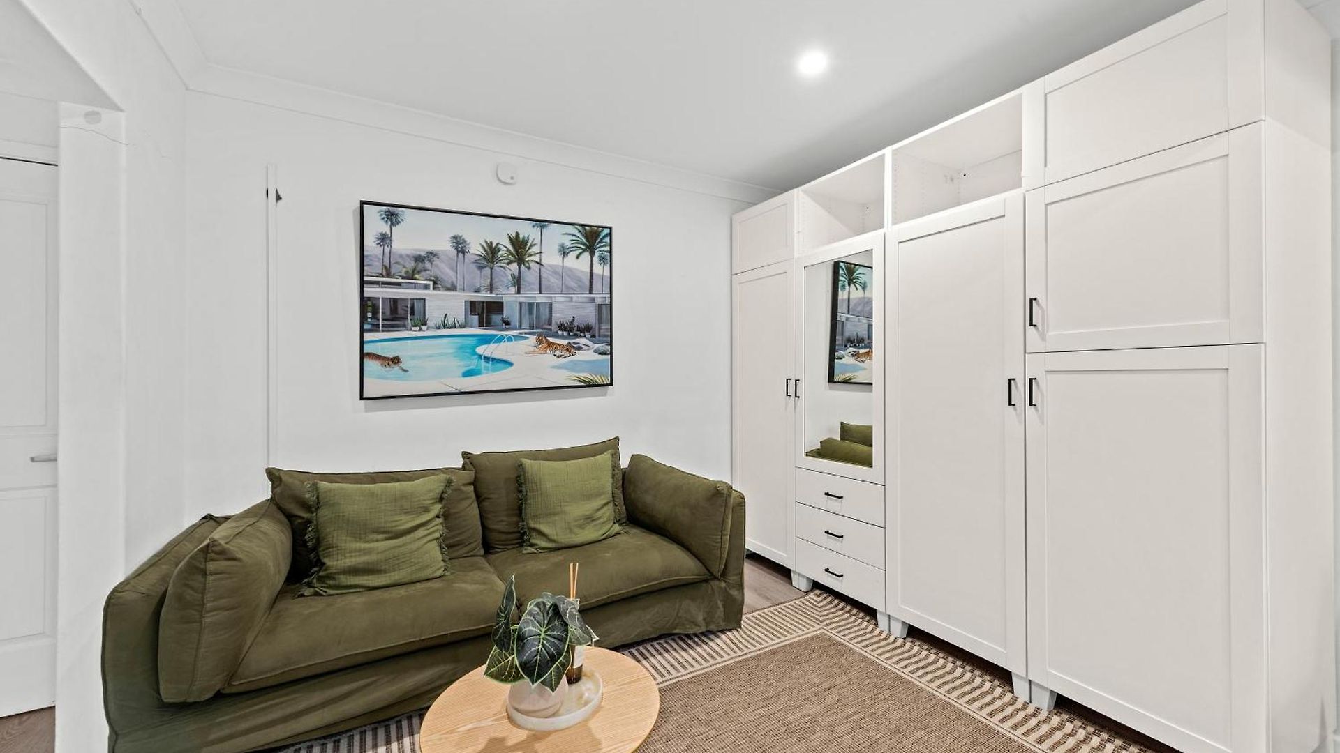 Stylish And Comfy - Short Walk To Hospital Apartment