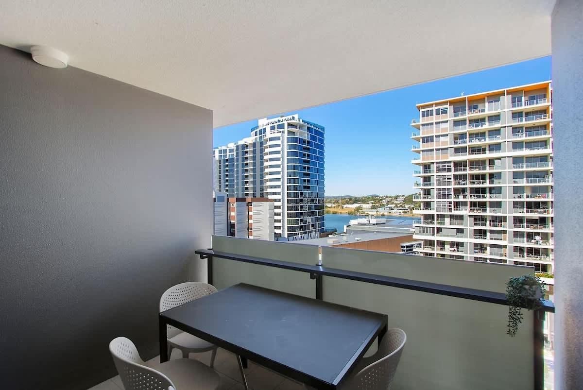 Elite Elegance 2br Hamilton With Parking
