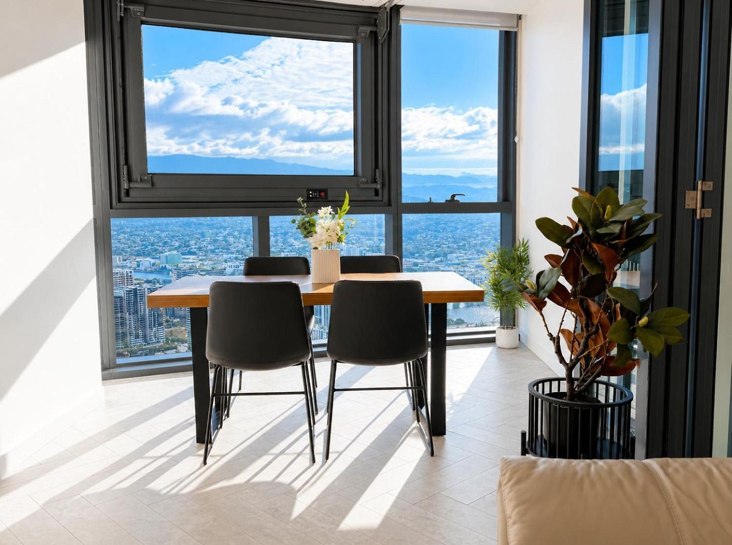 Apartment 63 Floors Up & A Million-dollar View W/ Carpark Brisbane