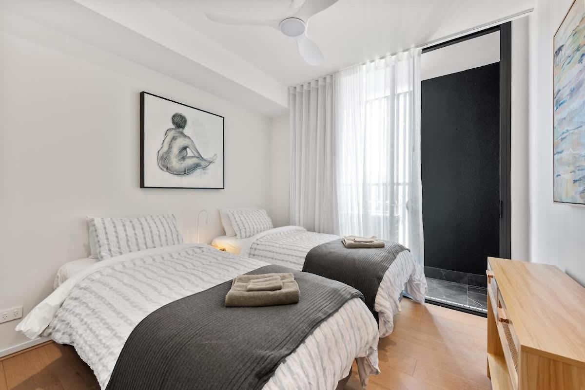Sophisticated Elegance - 2bed-2bath-2car-balcony Apartment Brisbane