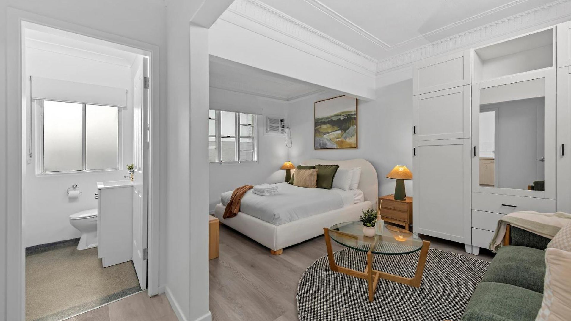 Stylish And Cozy - Short Walk To Hospital Apartment *