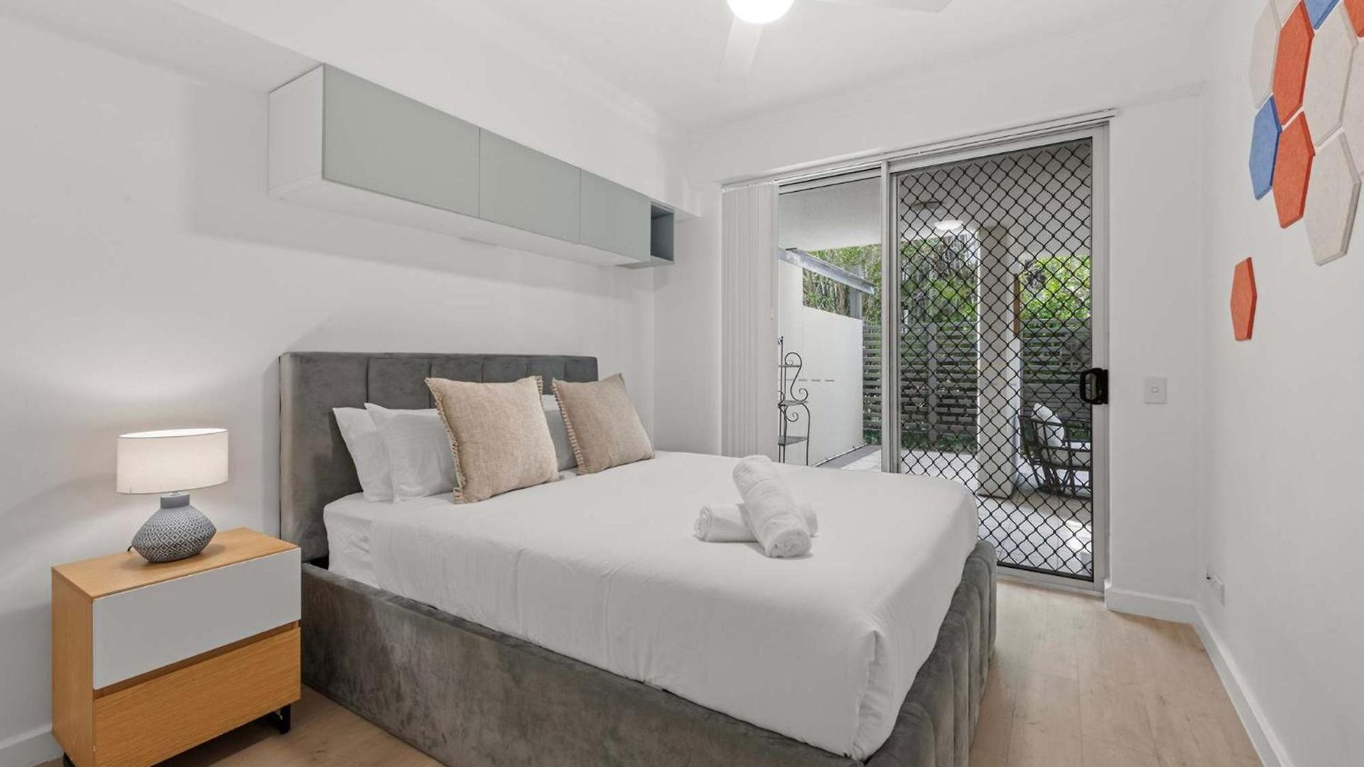 Apartment The Mews Bowen Hills - Spacious 3-bedroom With Pool & Parking