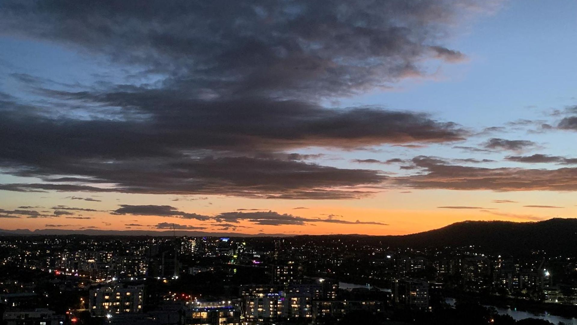 Stunning With Sunset Views, Car Park, Gym And Pool