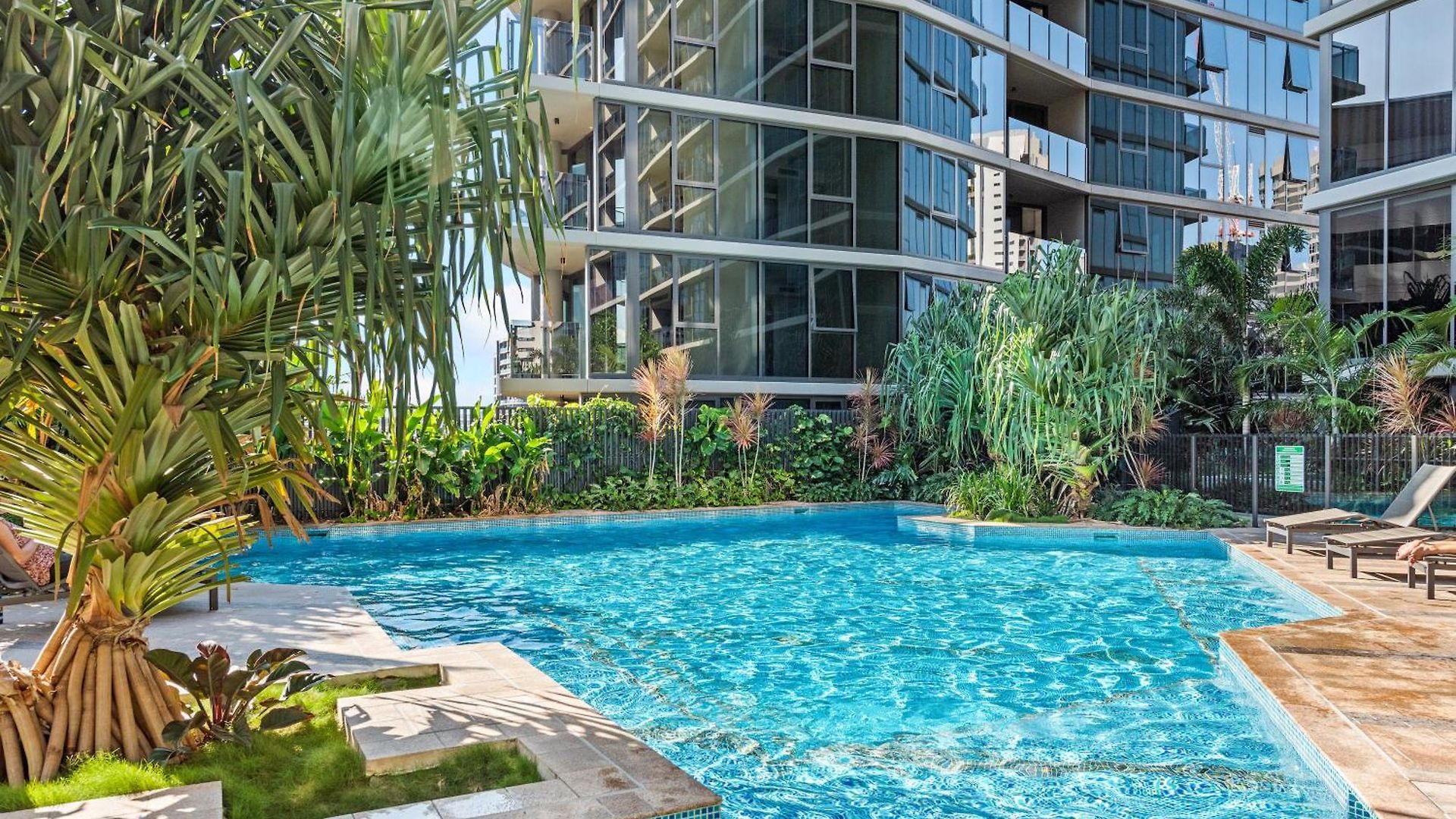 Stunning With Sunset Views, Car Park, Gym And Pool *