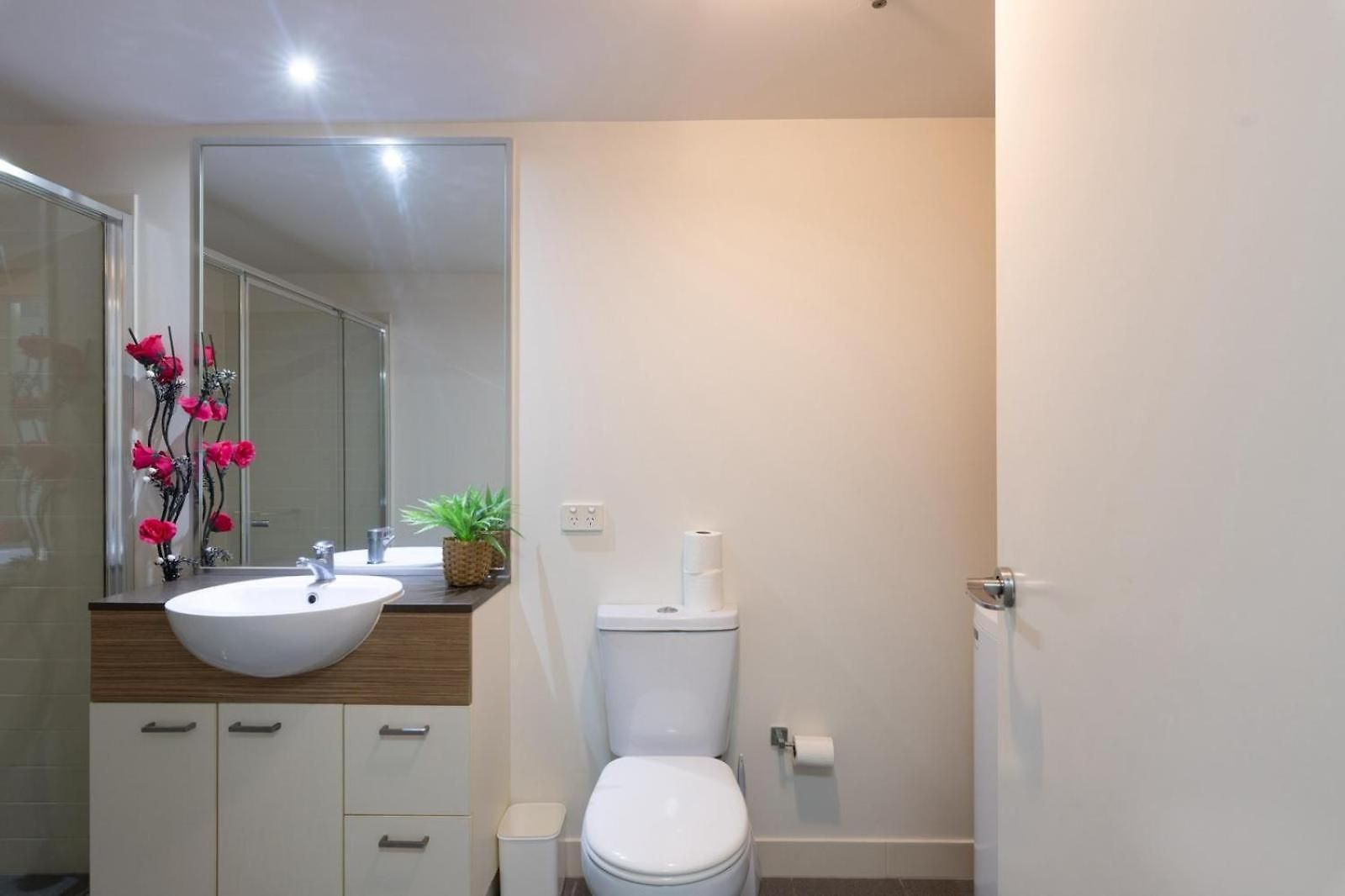 Chic 1br Retreat Heart Of Pool&gym Views *