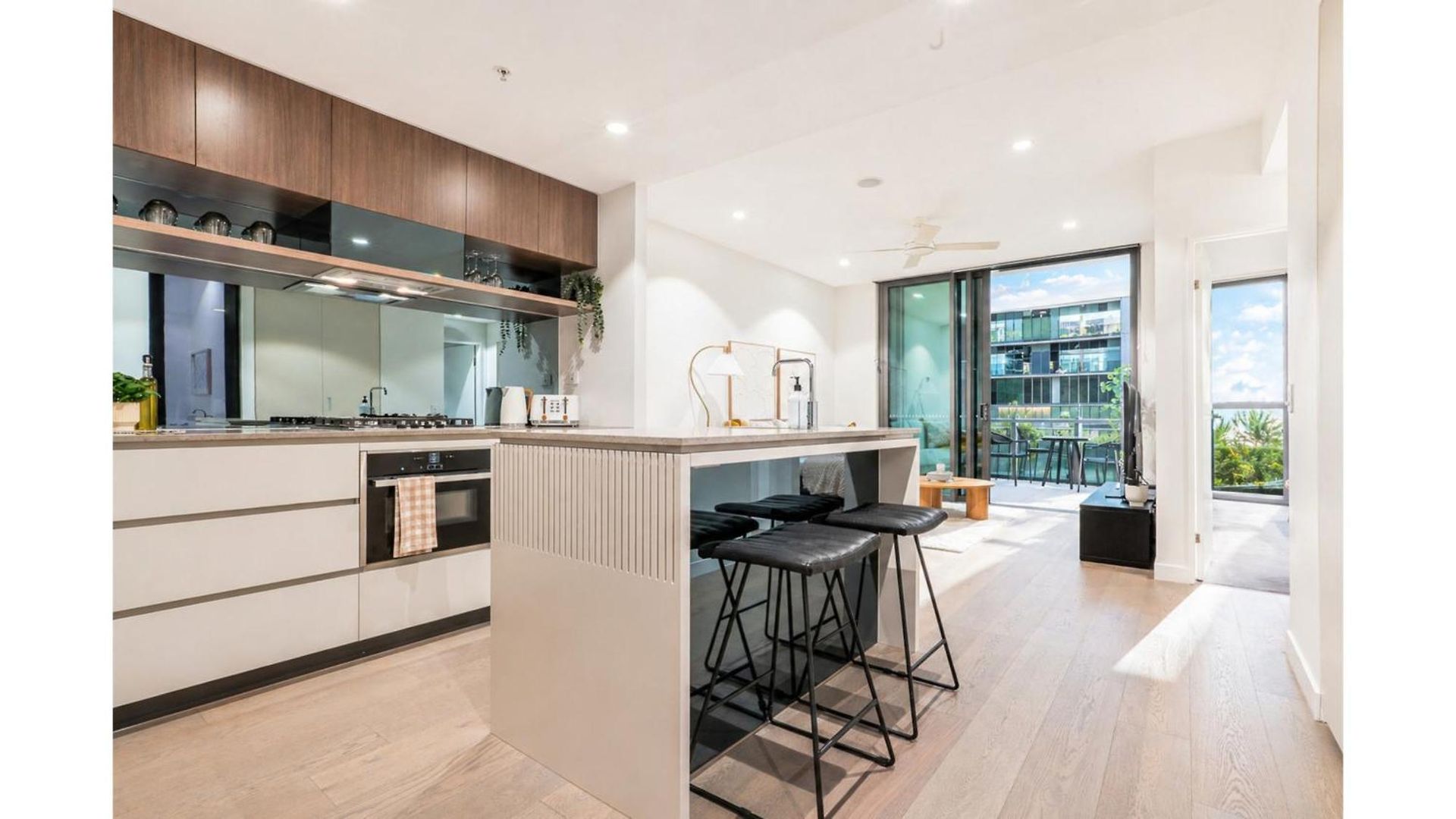 Sky High Luxury 2 Bedroom Cbd With Pool Gym And River Views