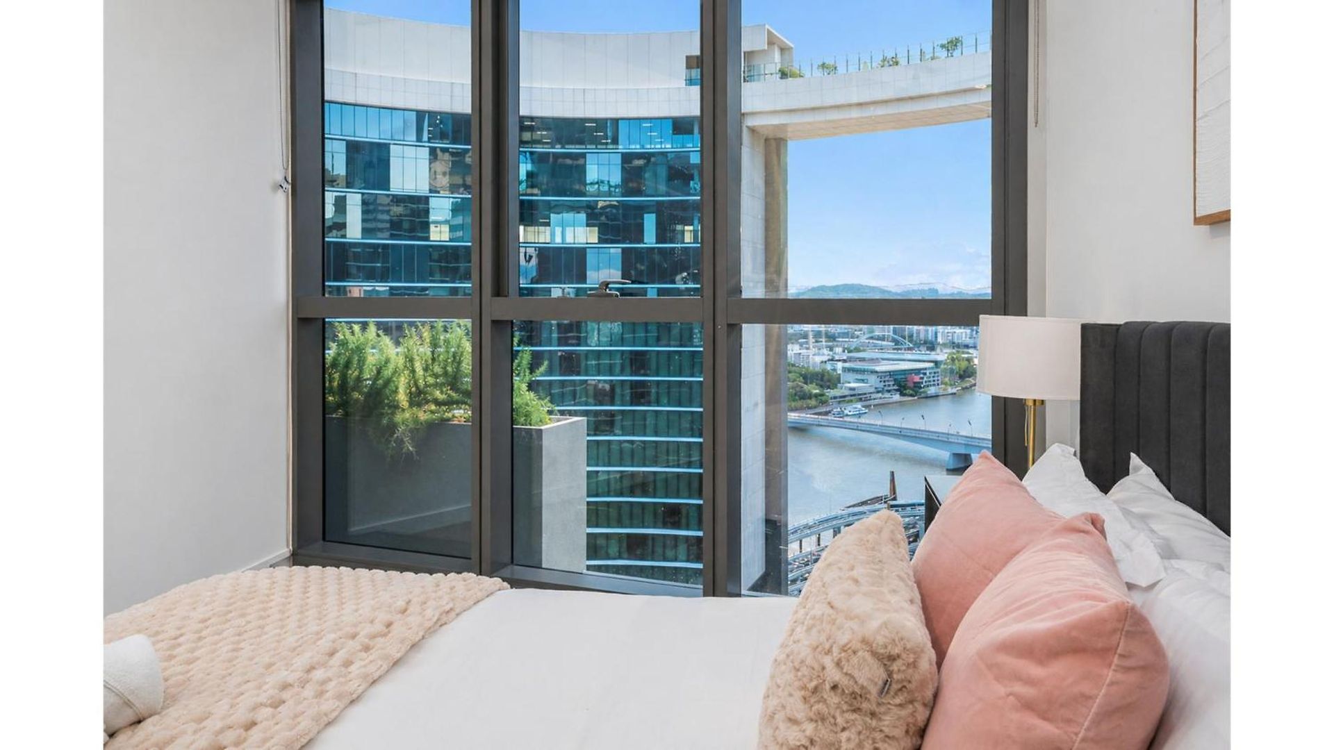 Sky High Luxury 2 Bedroom Cbd With Pool Gym And River Views Apartment *