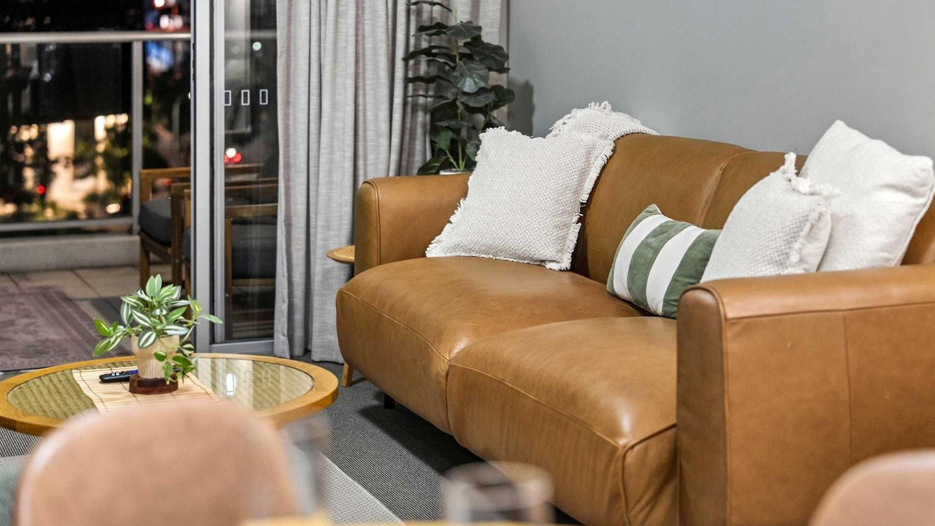 Stylish 2 Bed 2 Bath Balcony Parking Pool & Gym Brisbane