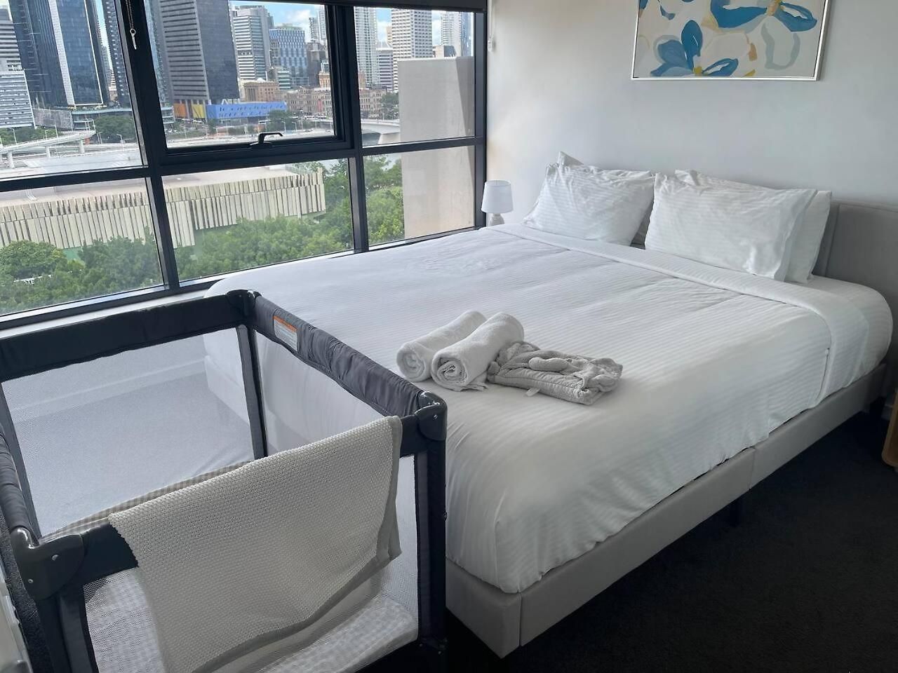 Hope Street Apartment *