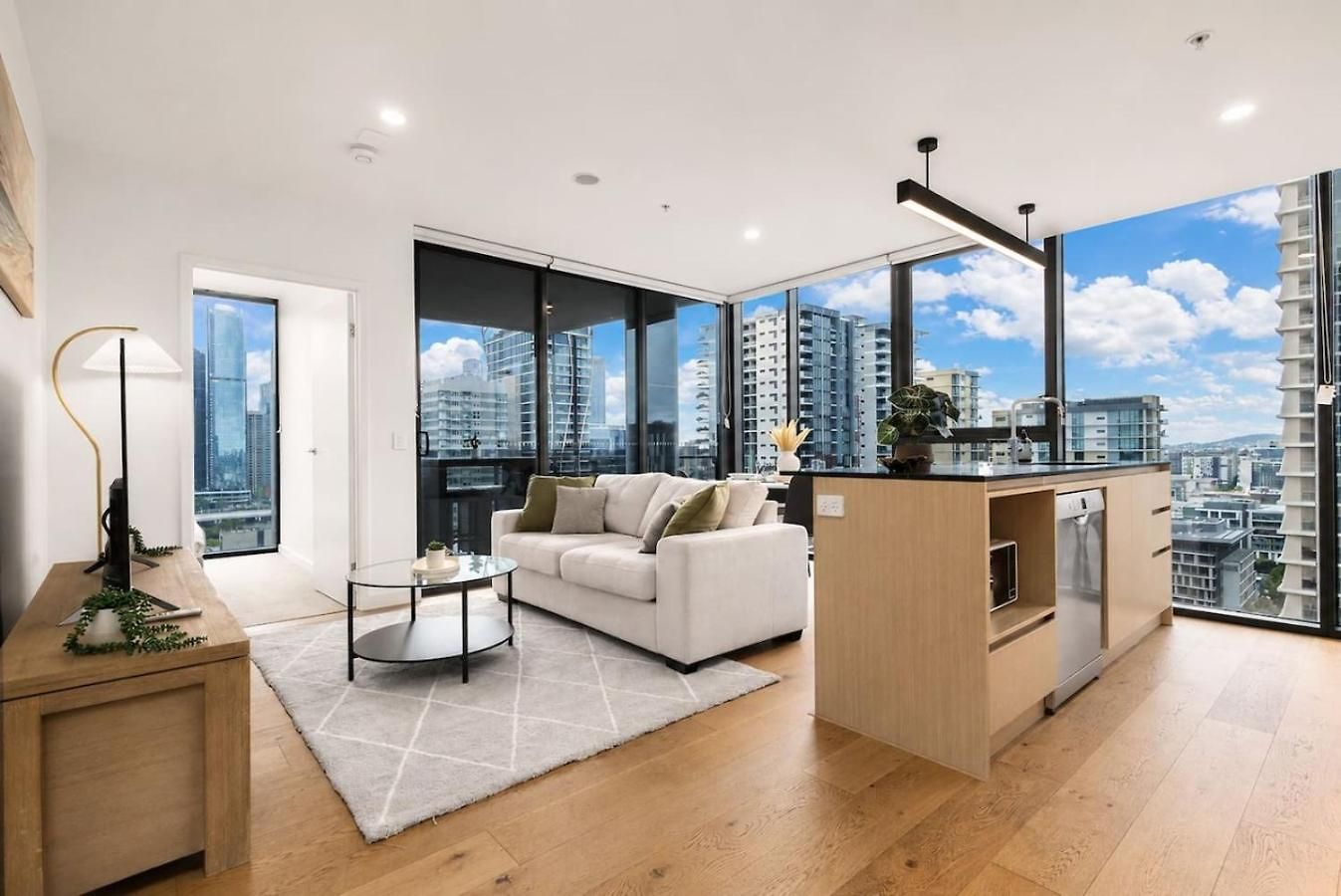 Apartment Level 22 Skyline Views With Sauna, Gym, Pool And Free Parking *