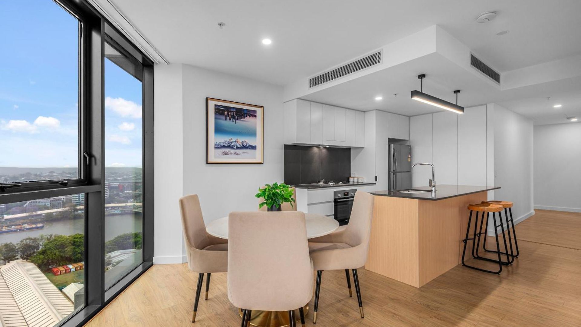 Stunning River & Mountain Views With 2br, Pool & Gym Brisbane