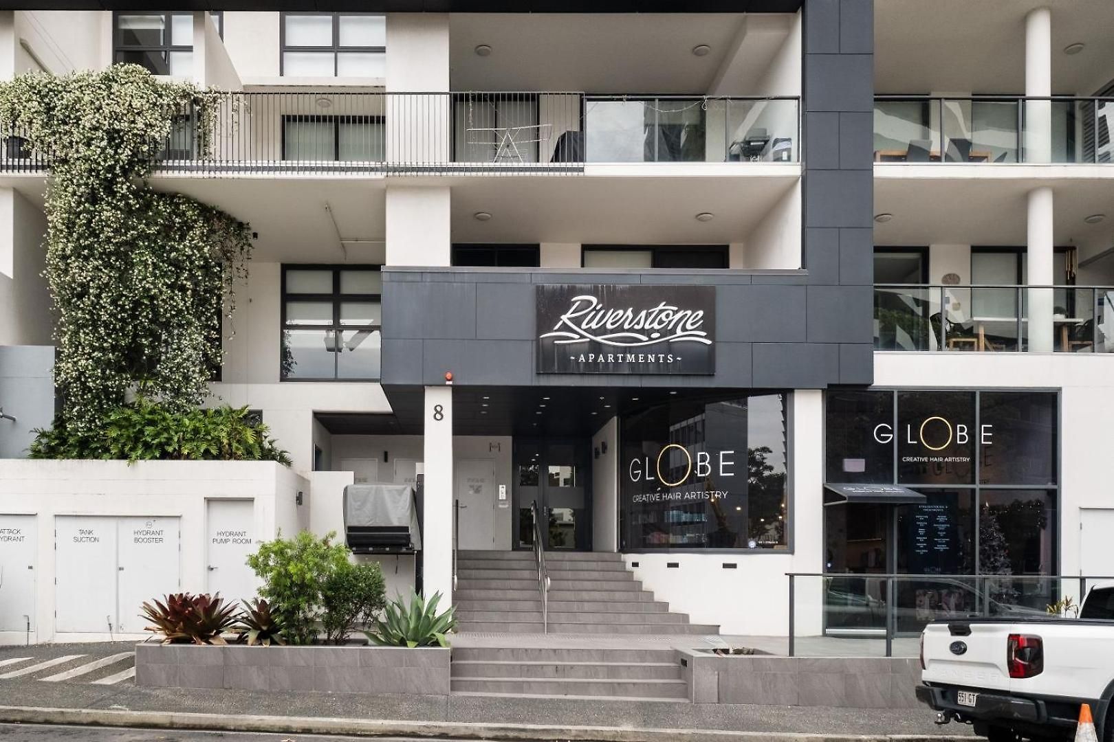 Apartment Bright & Spacious 1br With Balcony & Car Park!