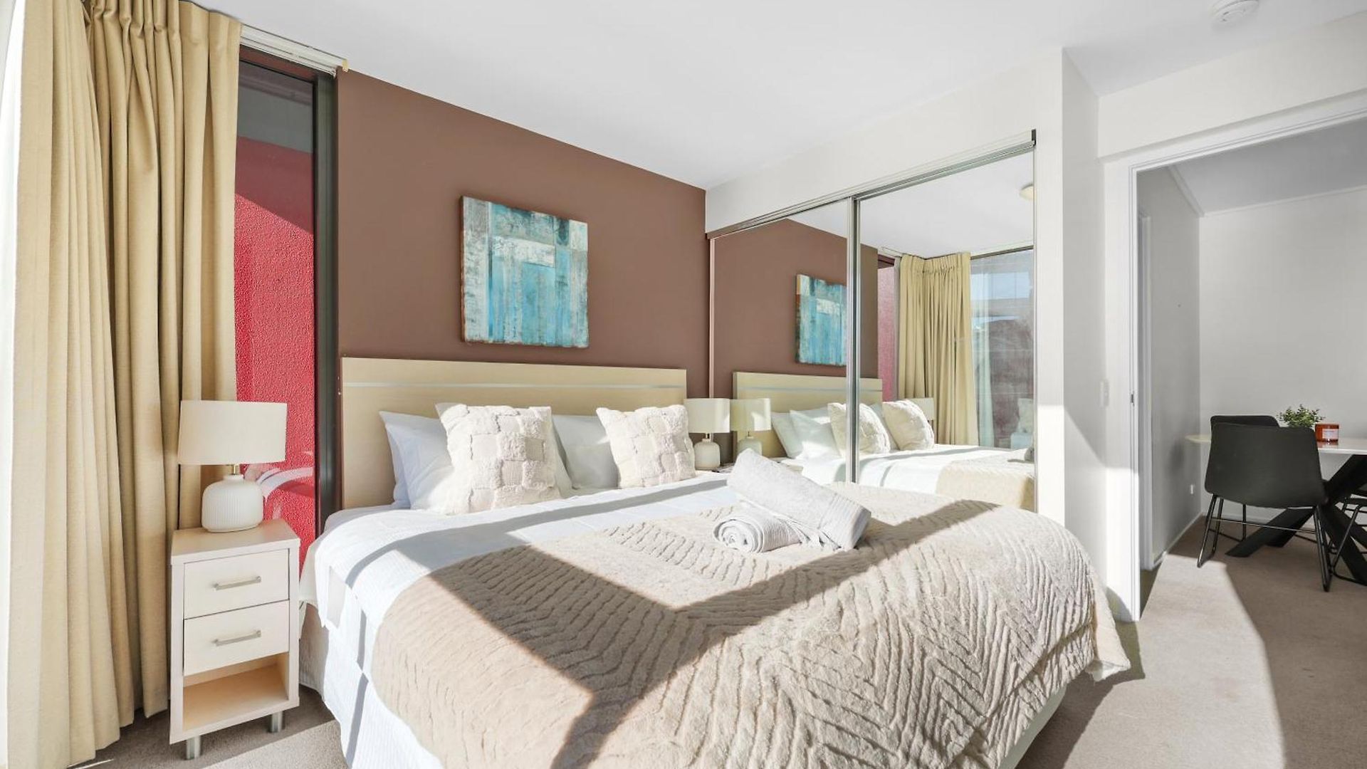 Full Water View - Sleeps 7 - Parking - Pool & Sauna *