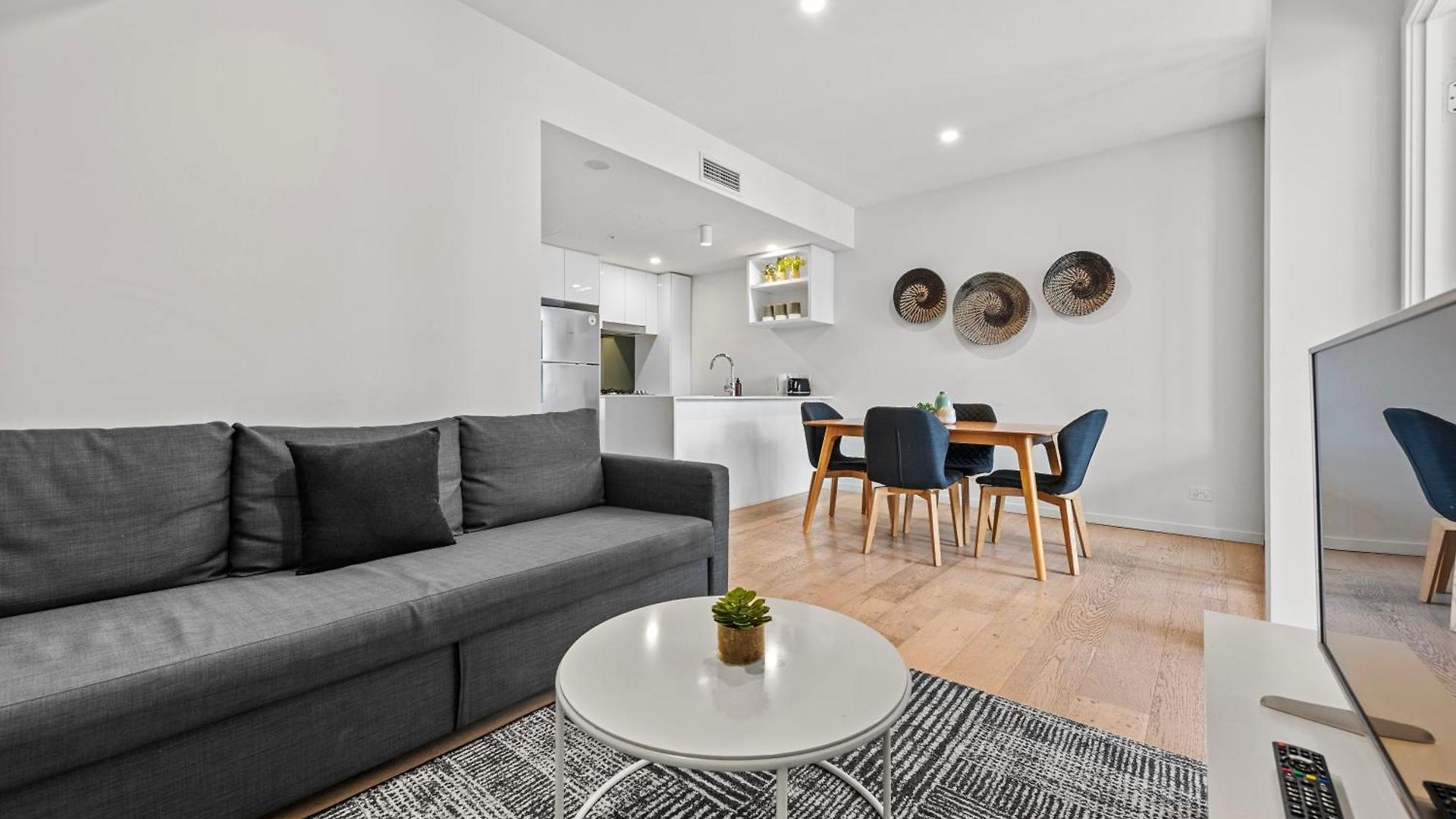 Views & Amazing Location! Free Parking & Wifi *