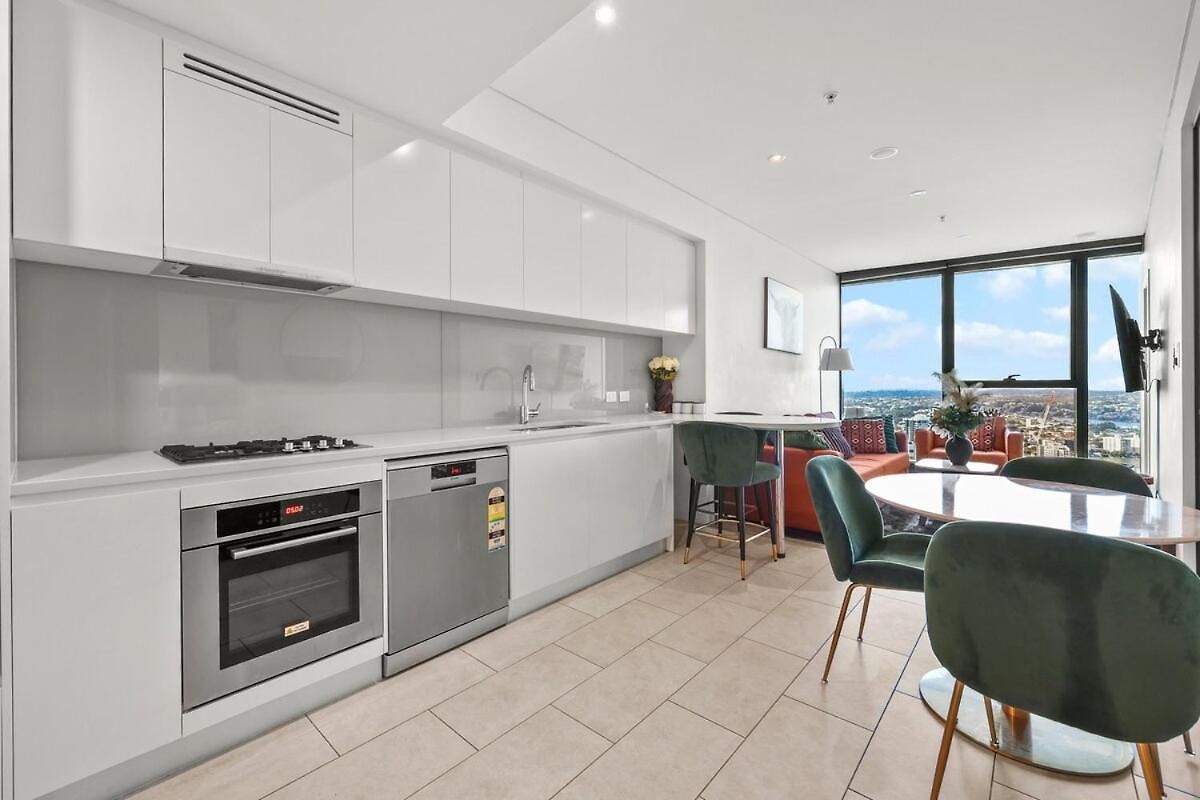 Apartment Level 43 Water Views - 2br - Sleeps 6 & Baby