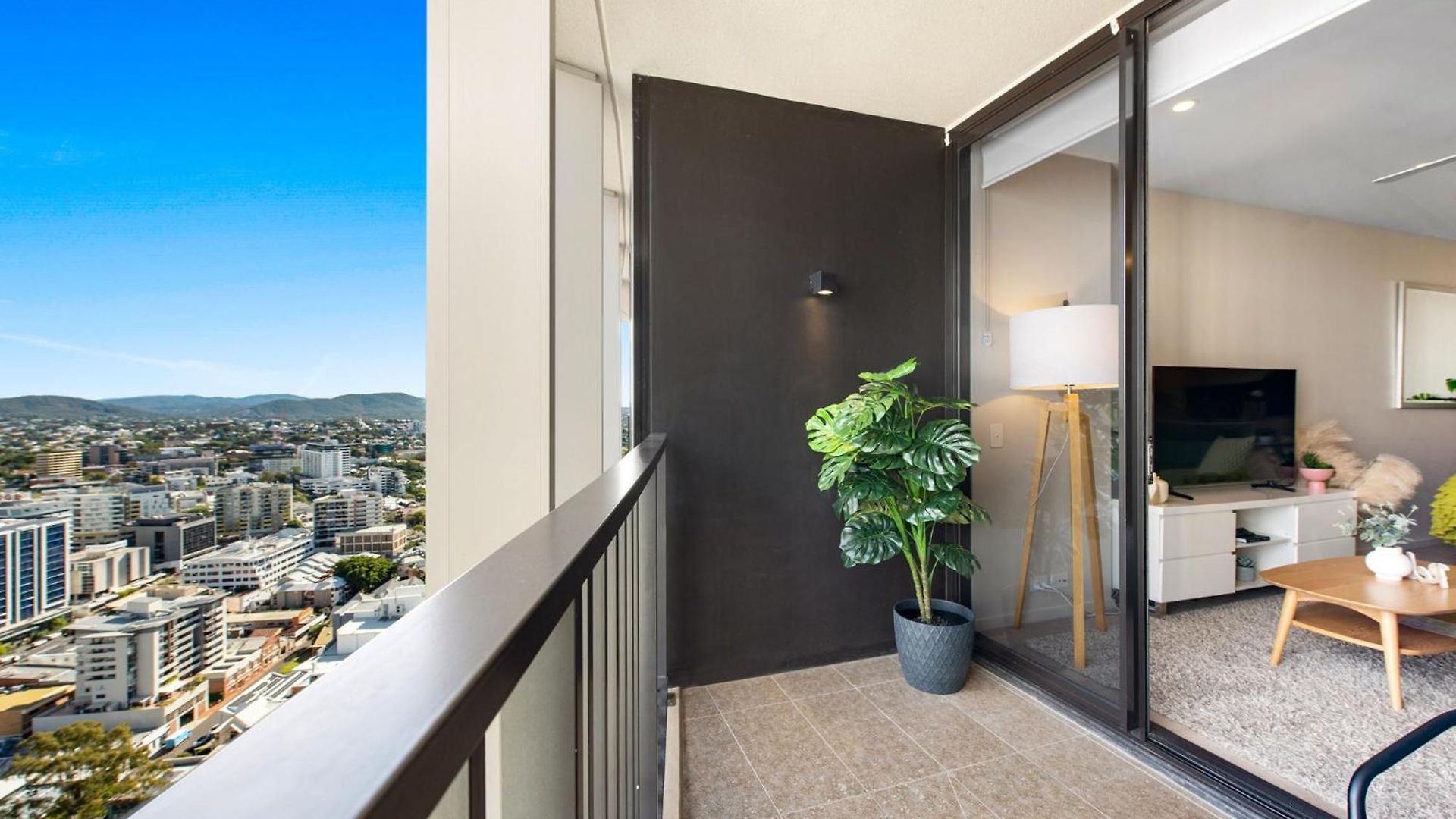 Inspired Serenity With River Views, Fast Wifi, Carpark, Gym, Rooftop Pool Apartment *