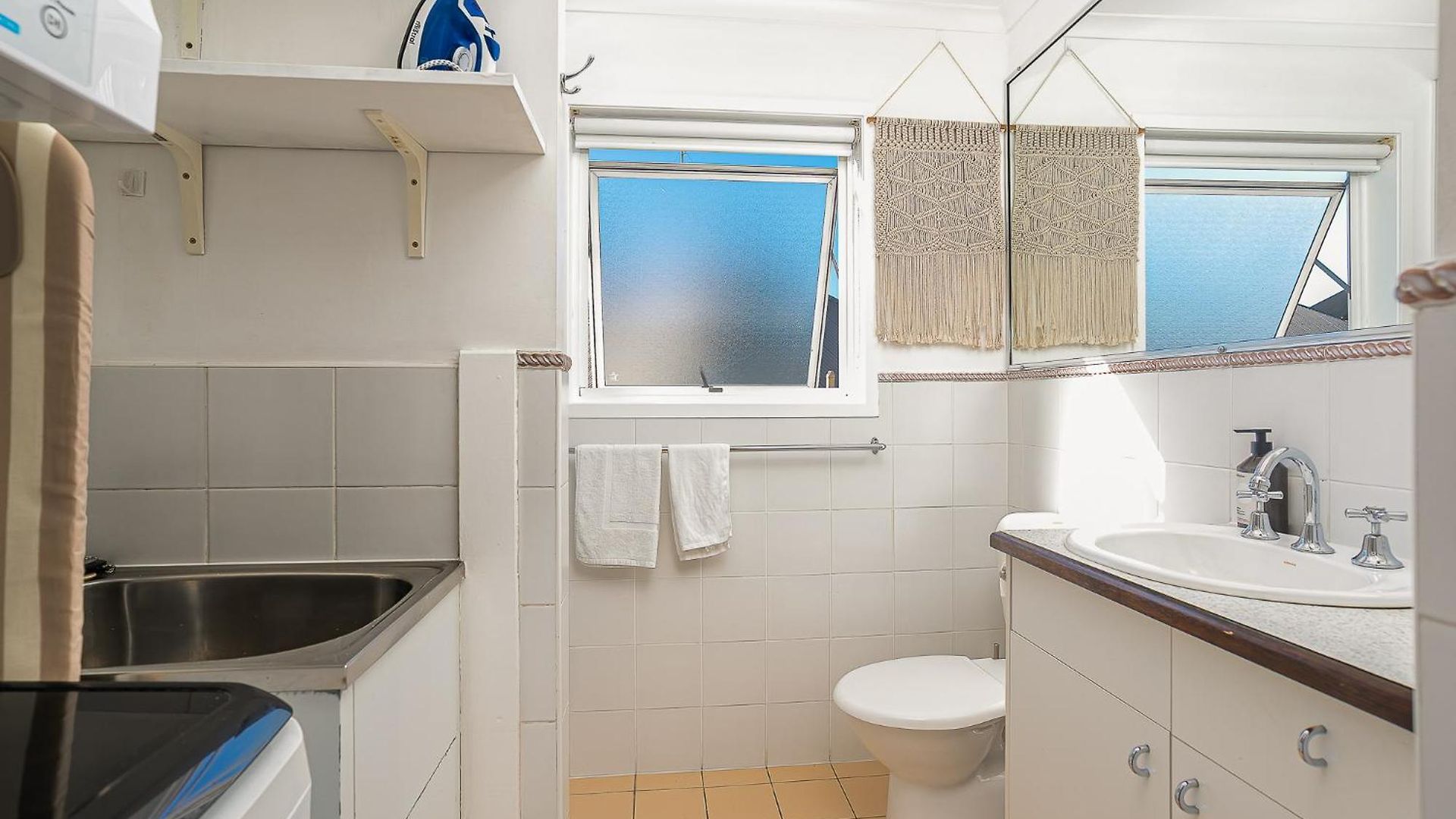 Mid-century Kangaroo Point - 1br Apartment, Walk To Cbd, River & The Gabba