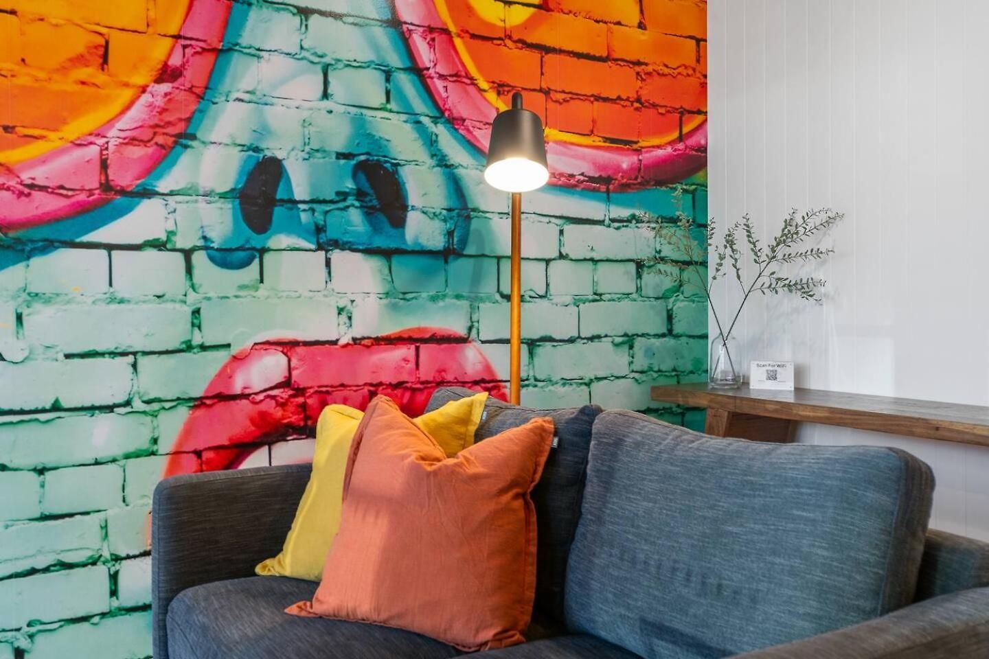 Apartment Urban Escape: Great Location W/ Cityscape *