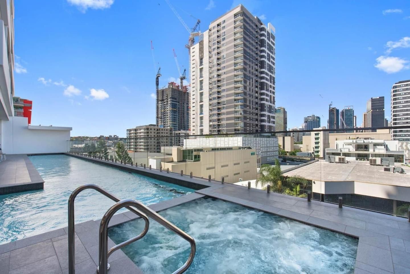 King Bed, Views, Car Park & Perfect Location! Apartment *