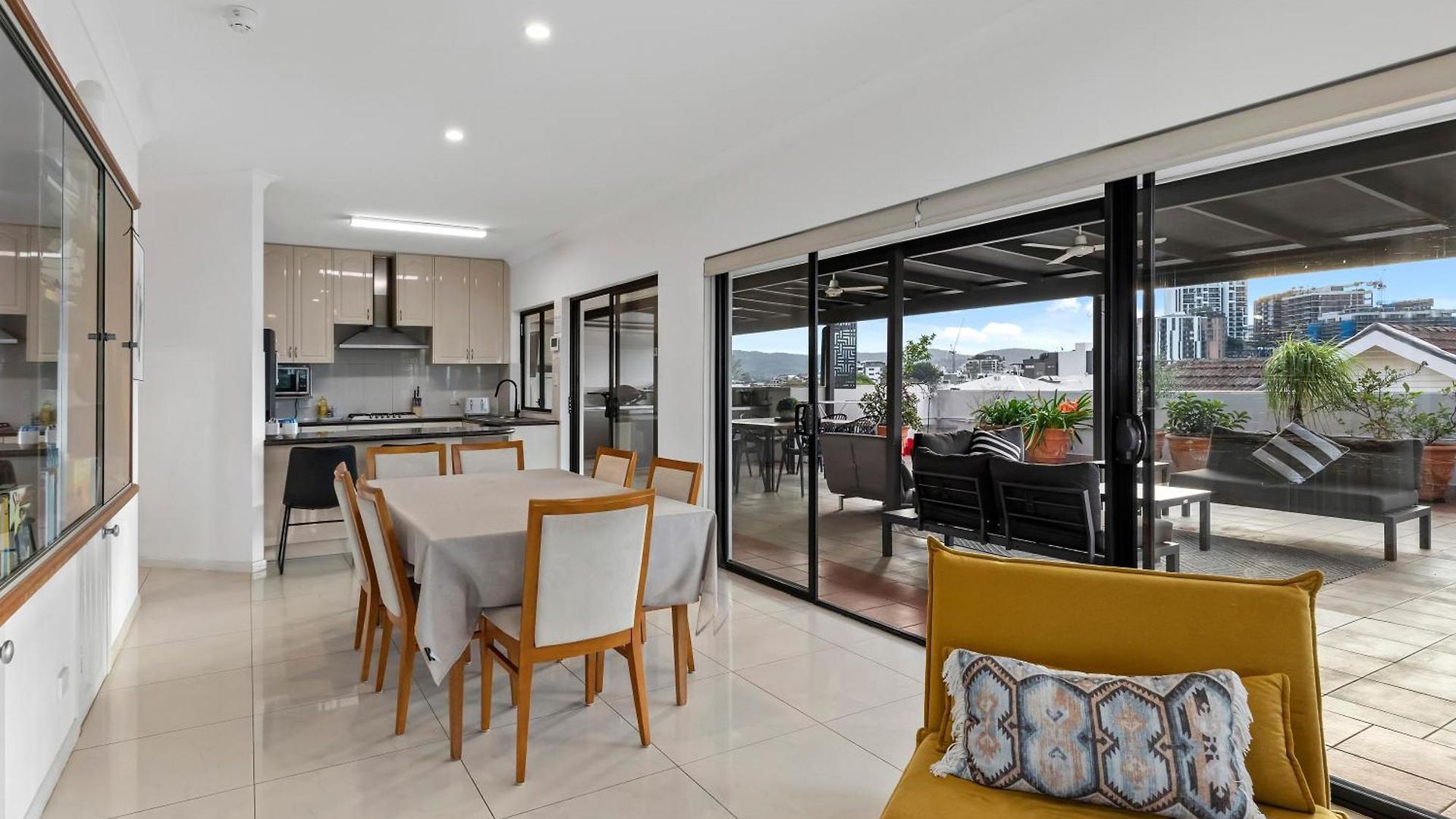Apartment Spacious 2br With Wifi, Parking & Huge Balcony *