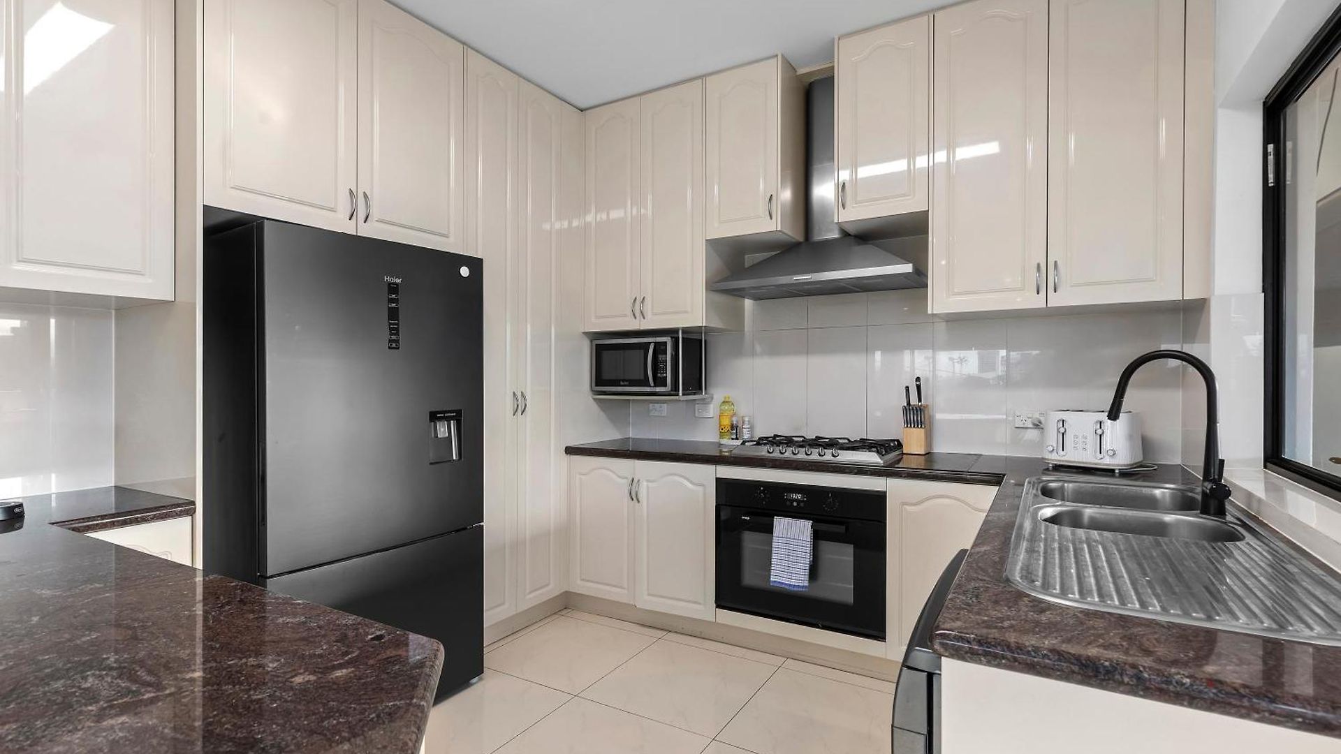 Spacious 2br With Wifi, Parking & Huge Balcony *