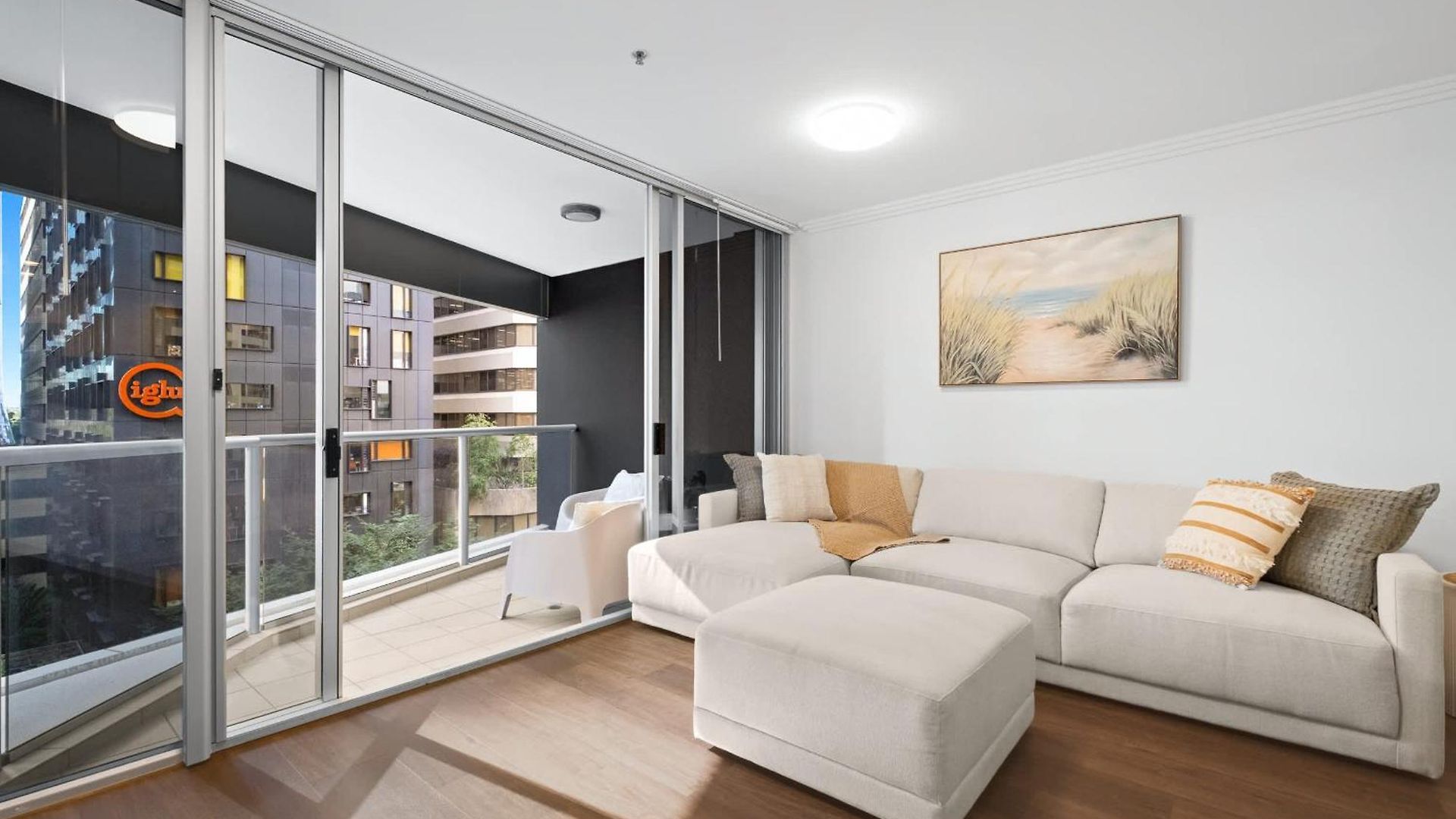 Apartment Urban Retreat 1bed-1bath-study-balcony-1car *