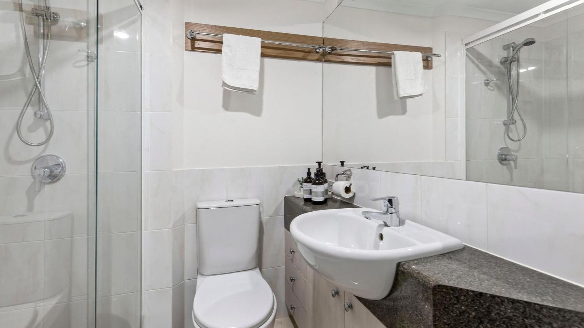 Bright 2br With Parking, Balcony & Wifi Apartment