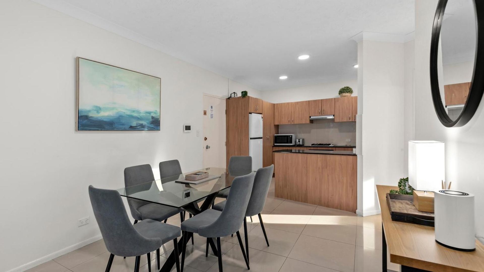 Sunny & Cozy 2br With Wifi, Parking & Balcony