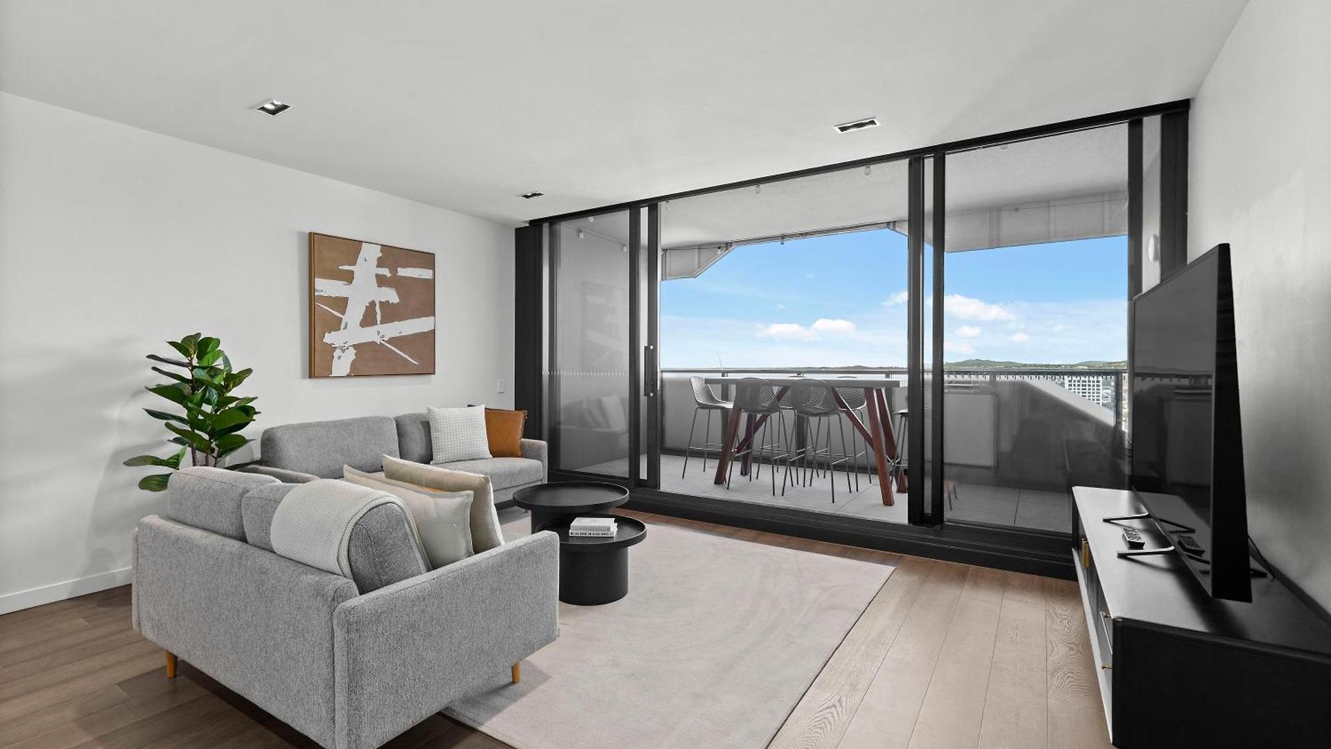 Luxe 3br With Stunning Views, Parking And Pool Brisbane