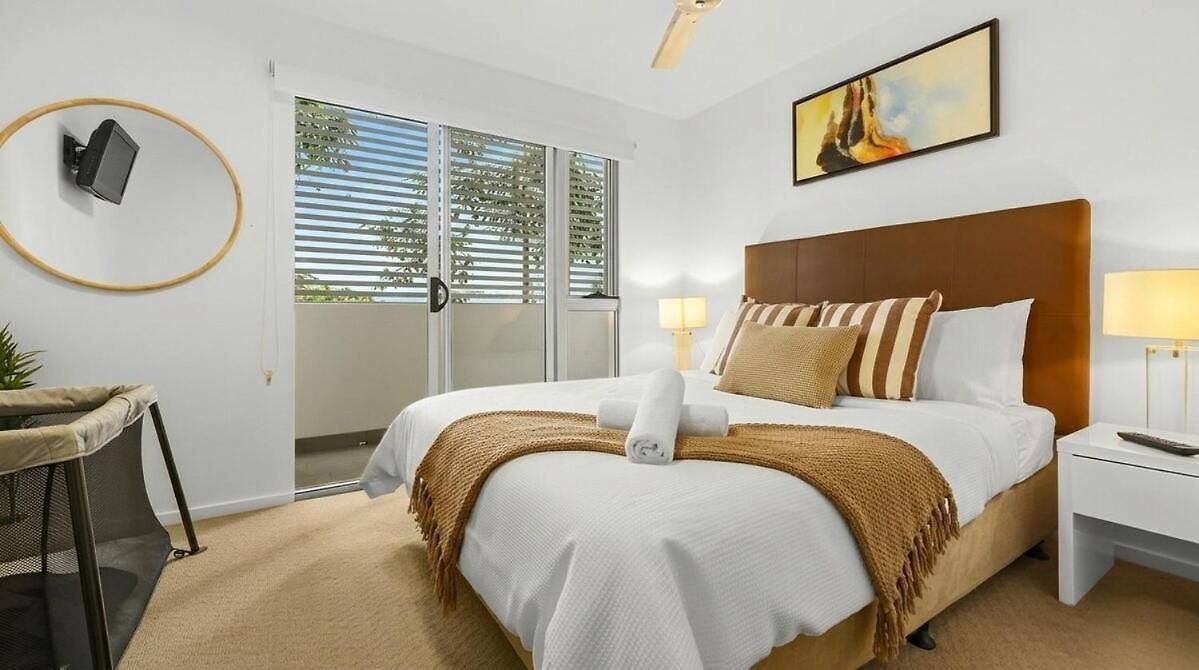 Apartment Bulimba Apartment - Ferry Access - Near Oxford St - Sleeps 8 - Baby & Work Ready Brisbane