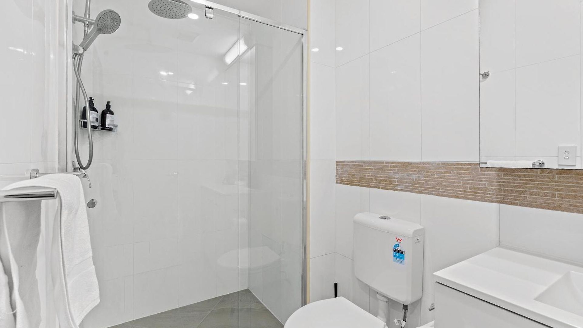 Apartment Bright With River View, Pool, Gym & Balcony