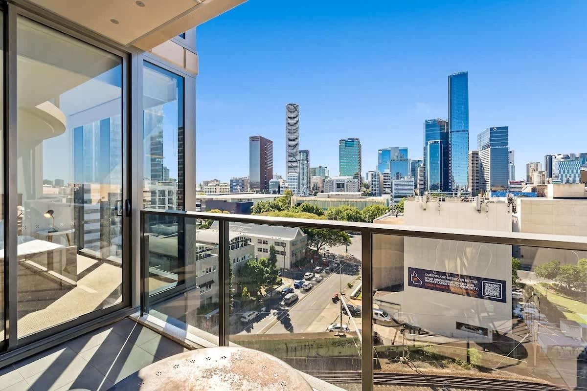 9th Floor Retreat - River Views With Parking Brisbane