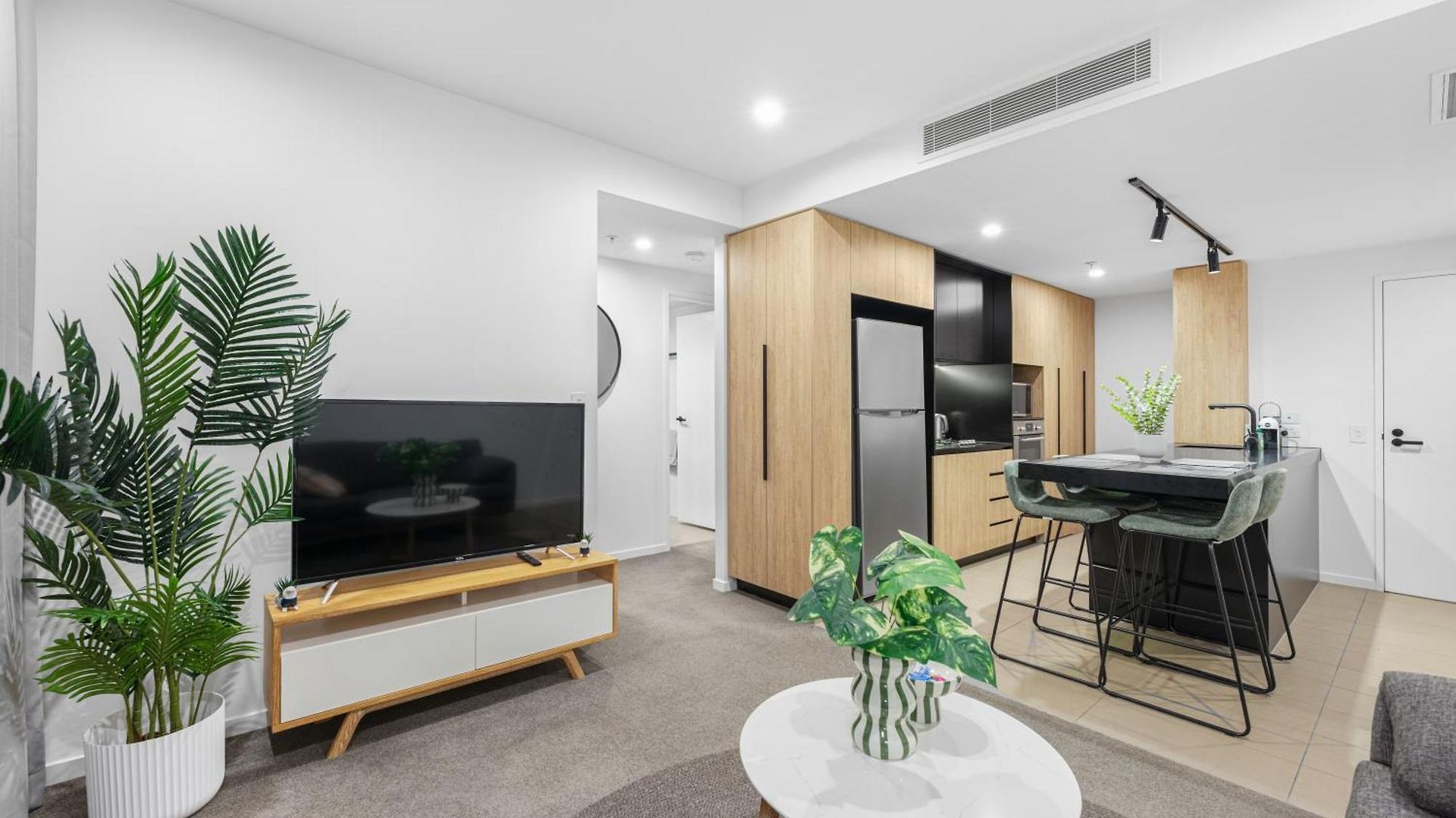 Modern 2br And Pool With South Square Apartment *