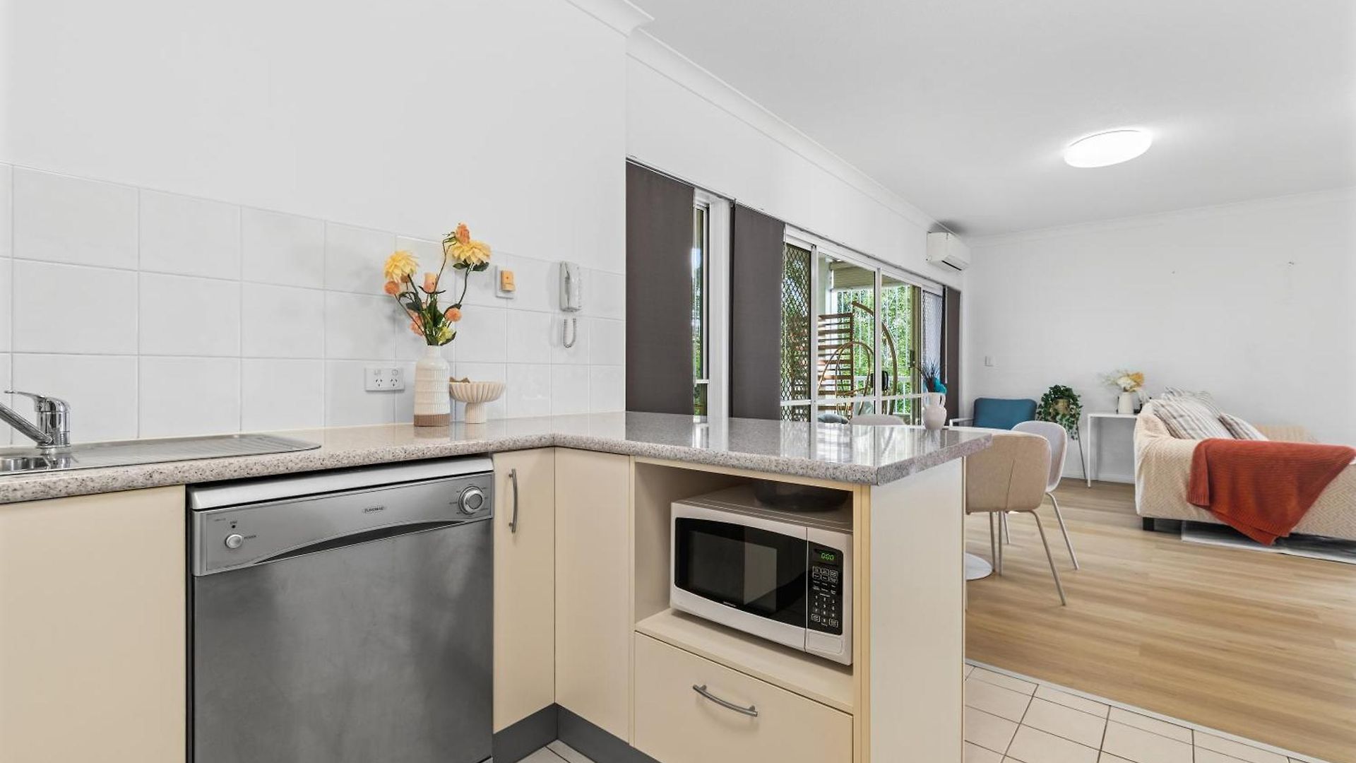 2br 2ba Indooroopilly-walk To Shops & Bus * Brisbane
