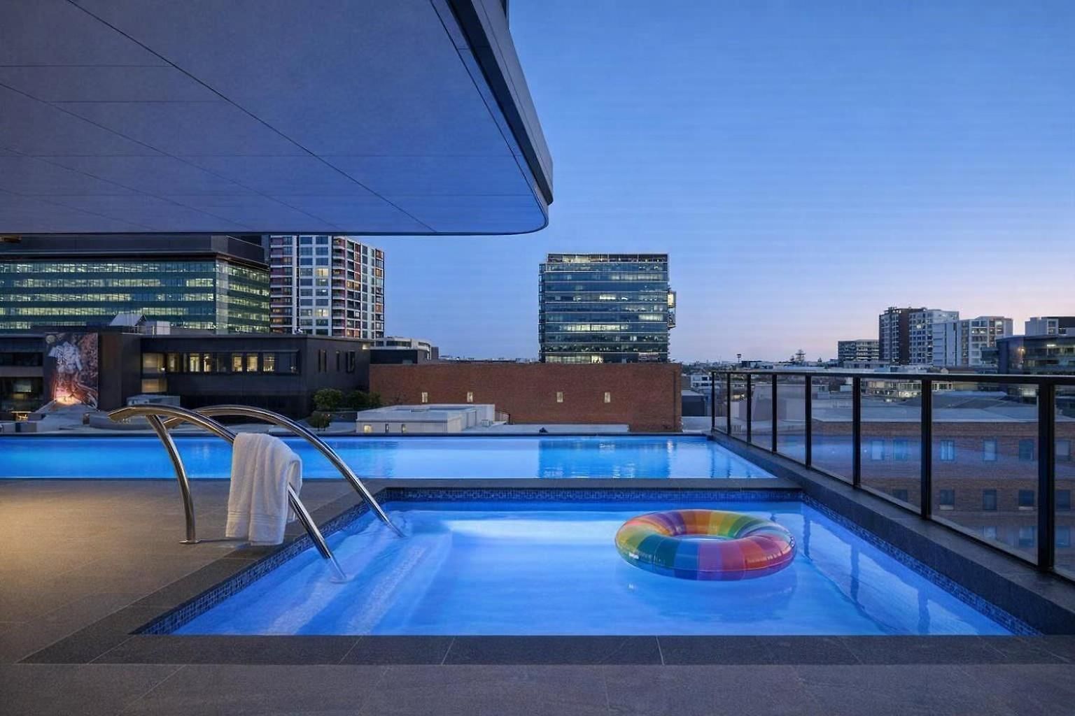 2br Utopia Fortitude Valley -pool-rooftop-king Bed *