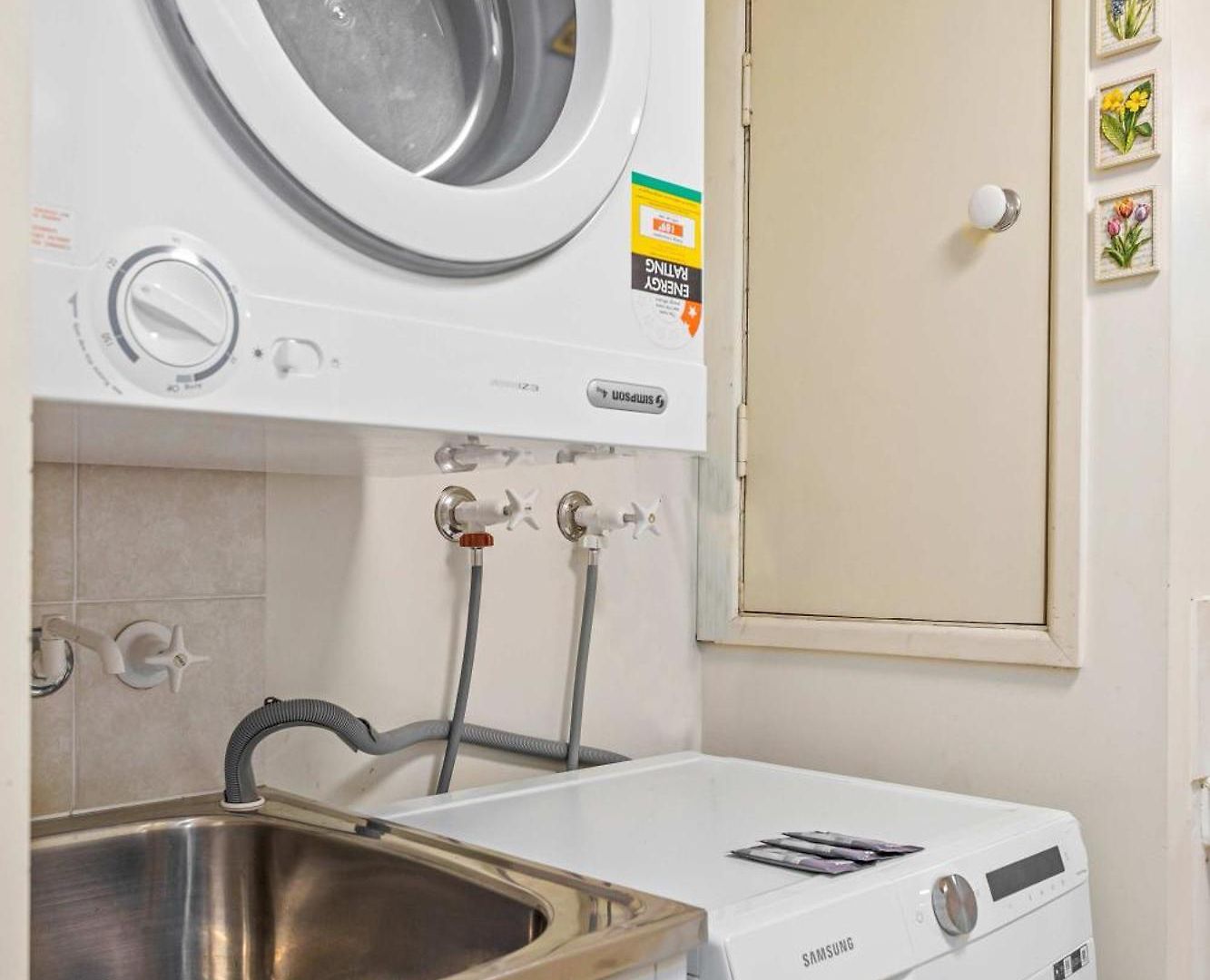 Family-friendly 2 Bed Retreat Yard Parking Albion Apartment Brisbane