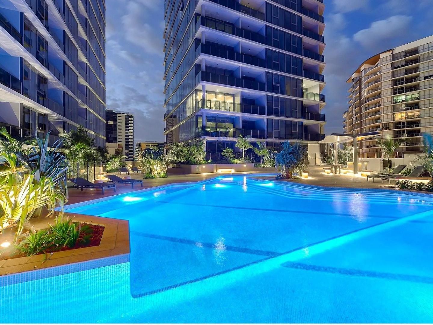 Apartment Stunning With Sunset Views, Car Park, Gym And Pool Brisbane